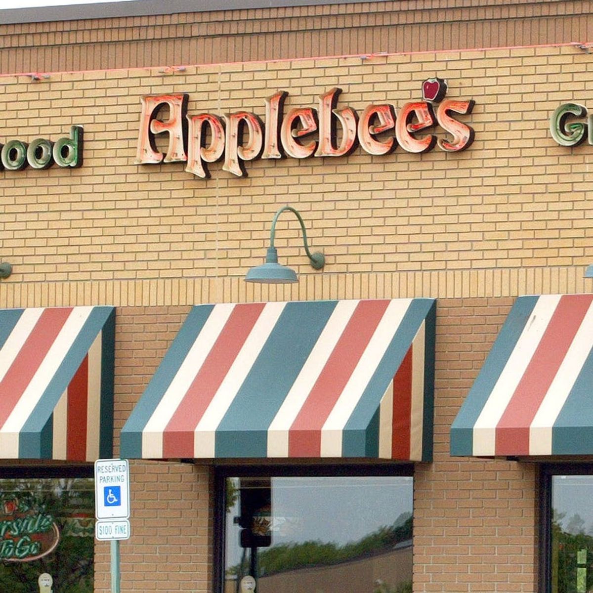 PSA: You Can Get $1 Drinks at Applebee’s All Month Long