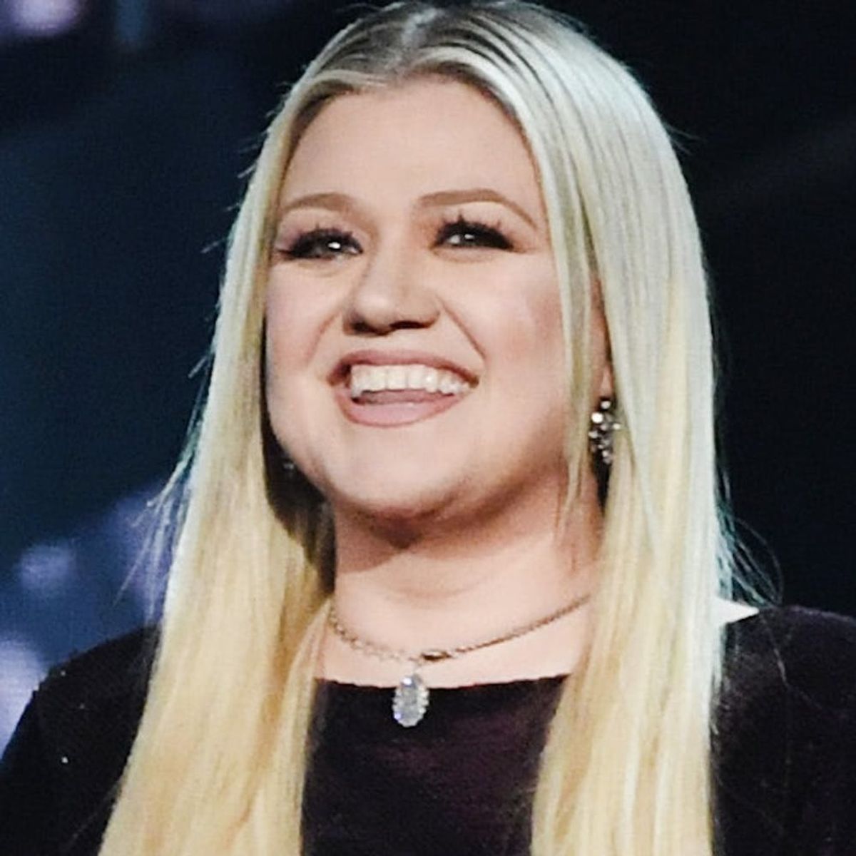 Kelly Clarkson Looks Like a Whole New Woman With Blonde Bangs