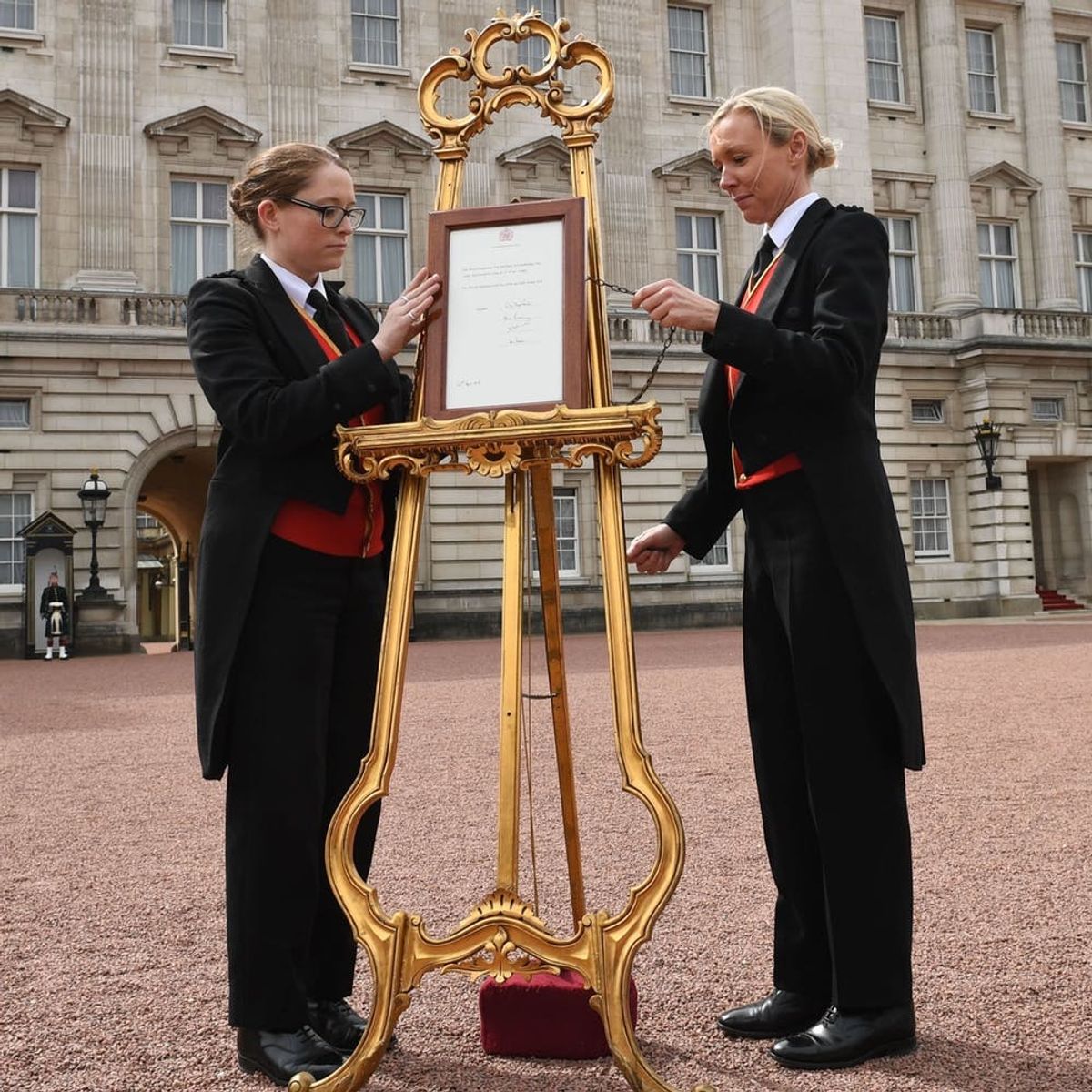 See the Official Royal Baby Announcement Outside Buckingham Palace