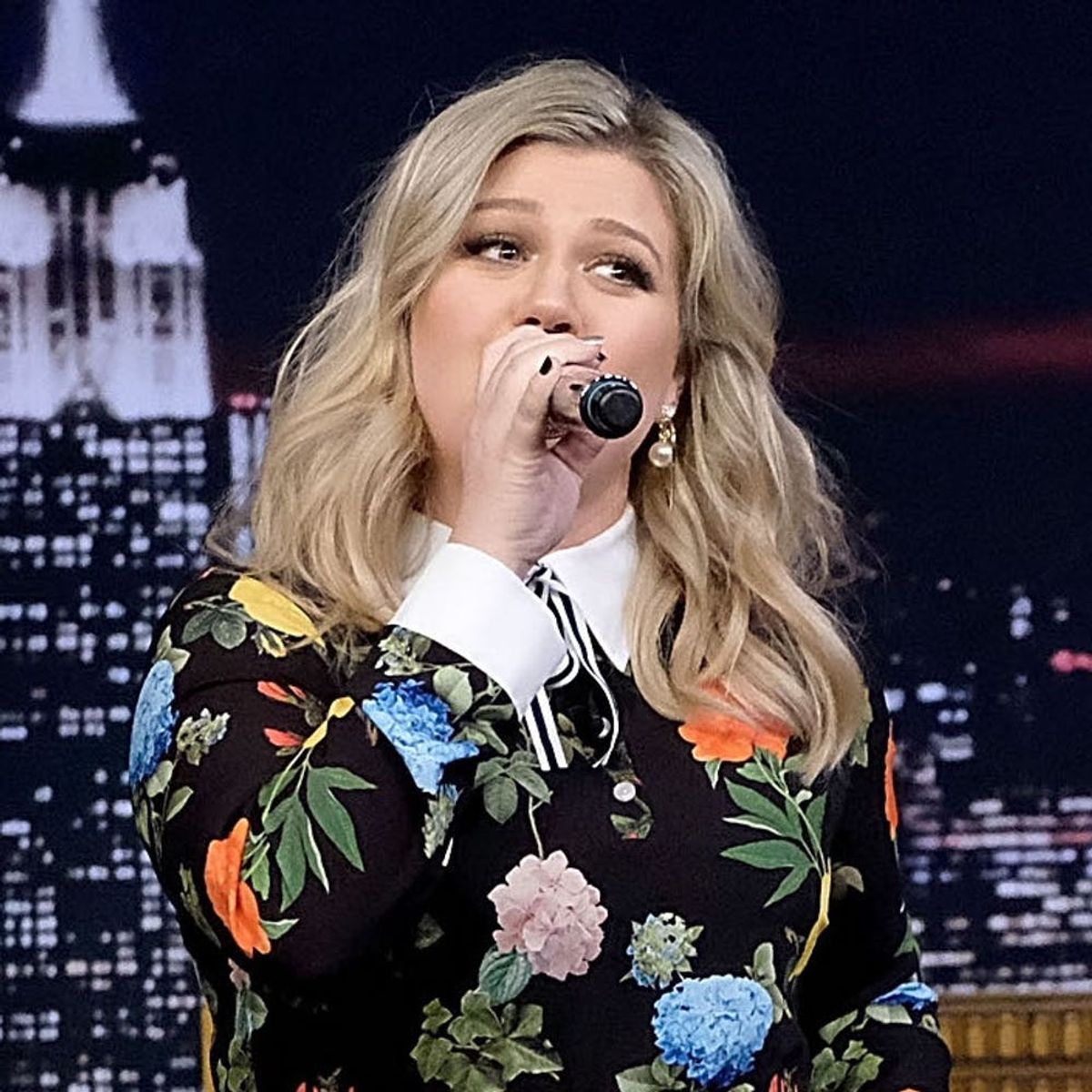 Kelly Clarkson Sang a Google-Translated Version of ‘Stronger’ and We Can’t Stop Laughing
