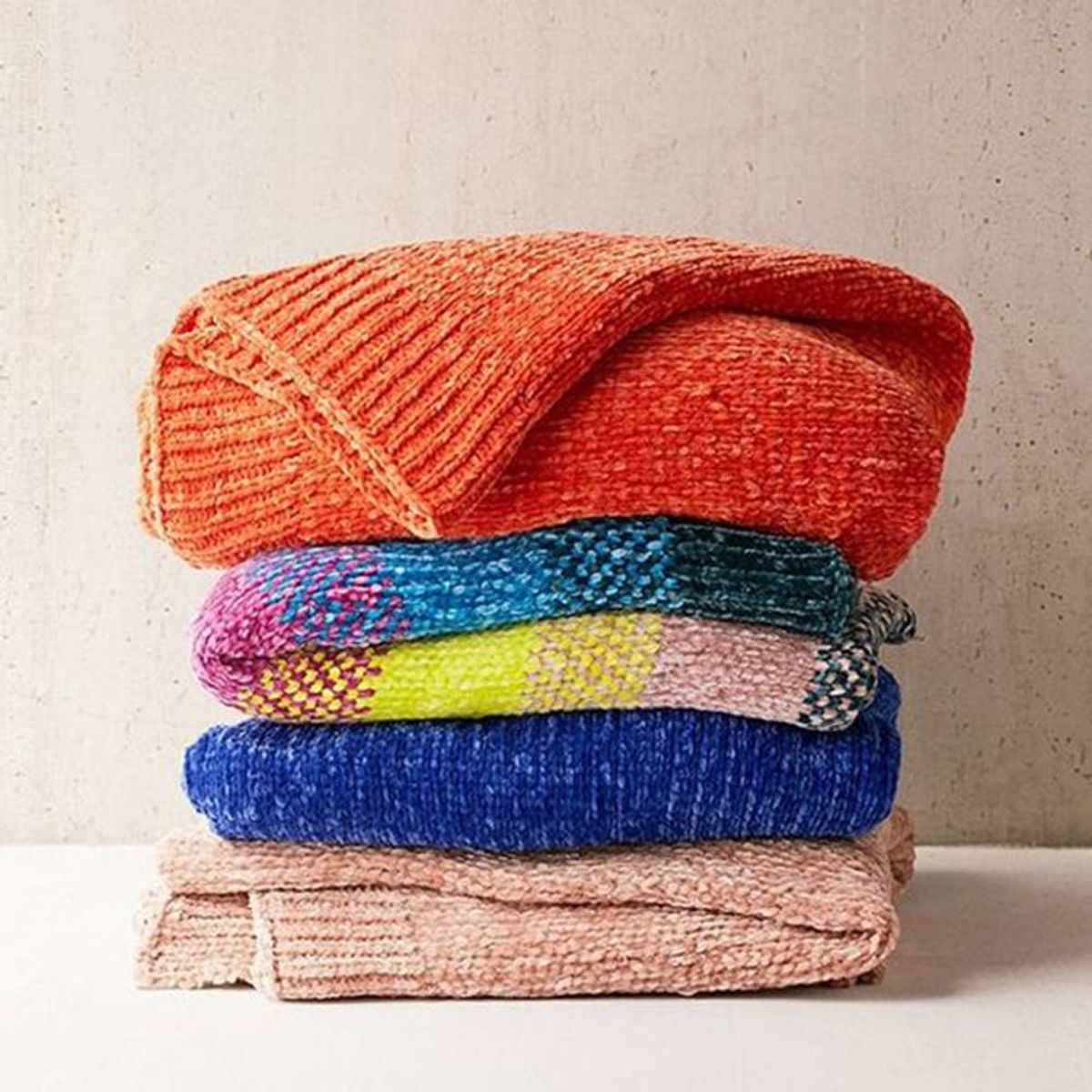 12 Cozy Throws to Help You Survive This Frigid Winter in Style