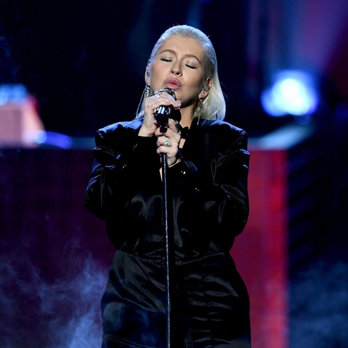 Christina Aguilera Pays Tribute to Whitney Houston and “The Bodyguard” at the 2017 AMAs