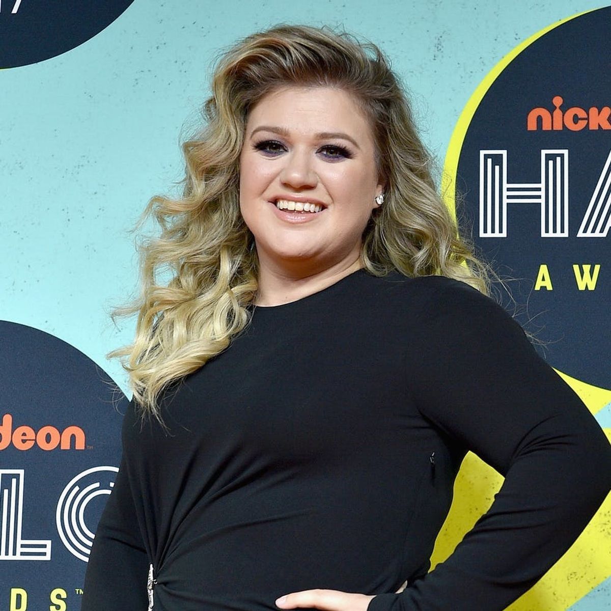 Kelly Clarkson Is Fangirling Over Performing With Pink at the AMAs