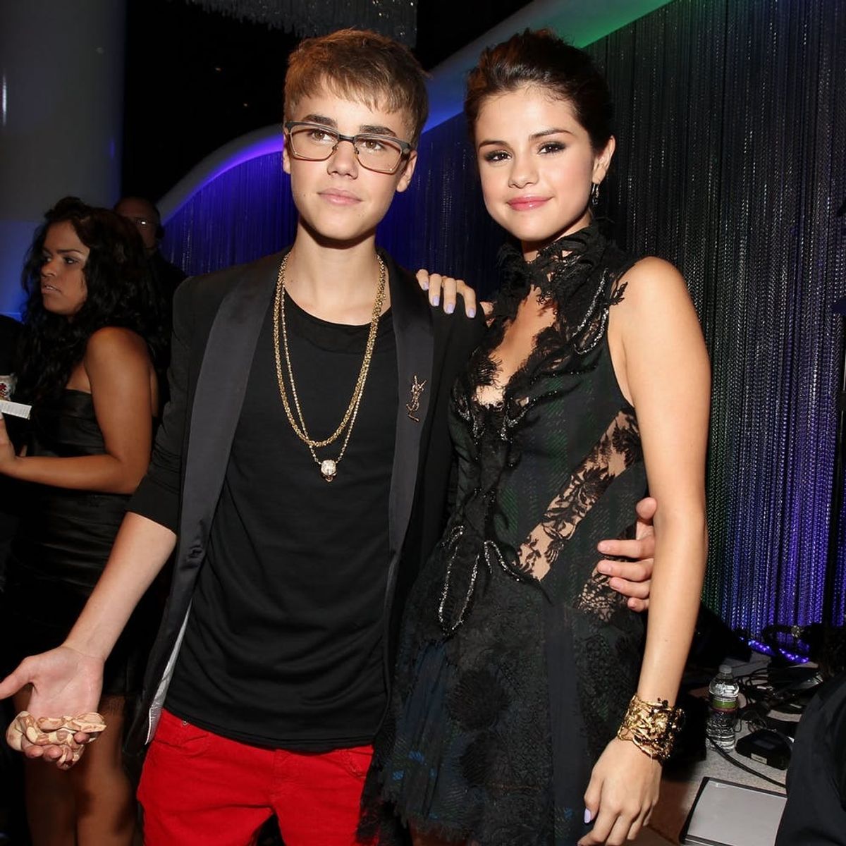 Selena Gomez Wears Justin Bieber’s Hockey Jersey — Discuss