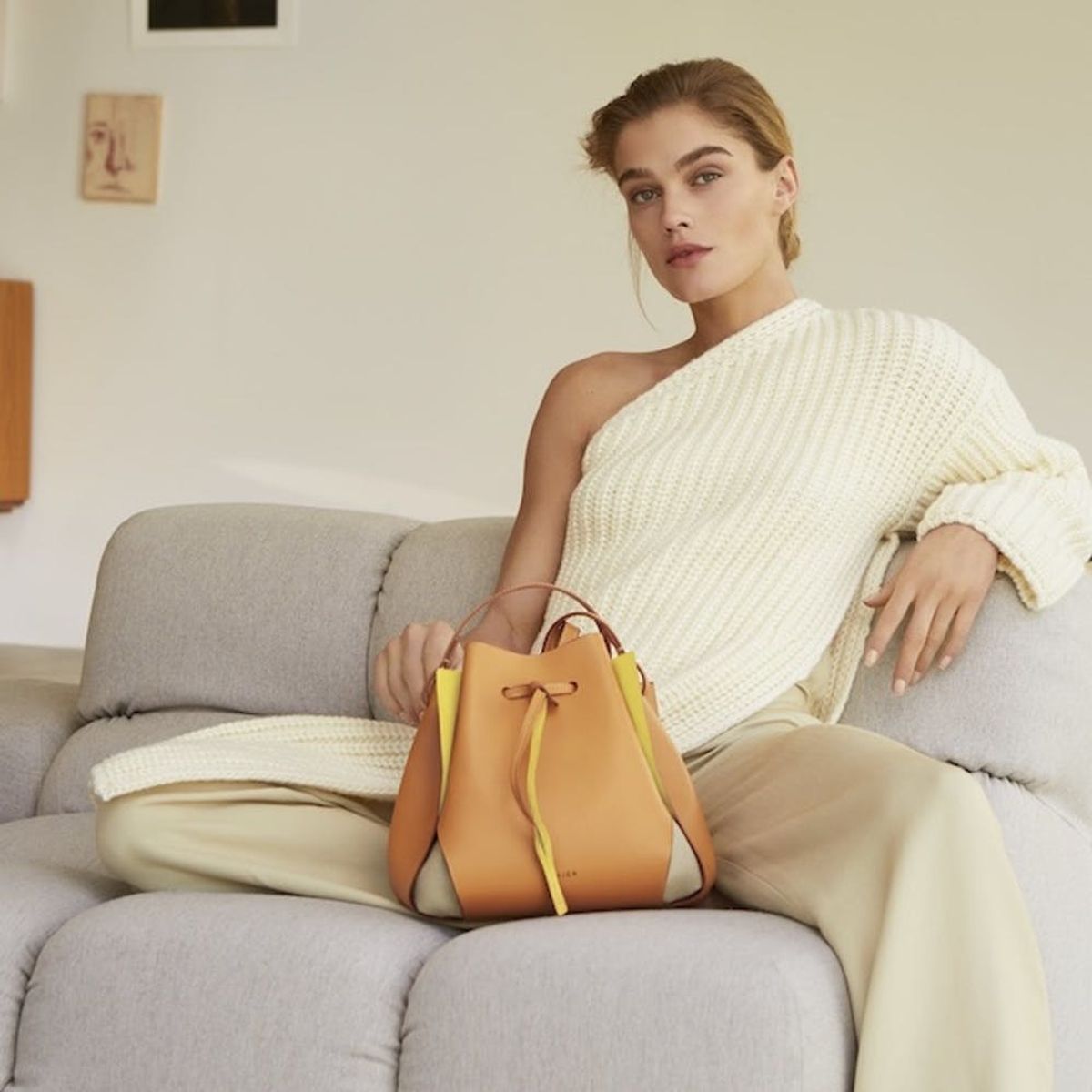 This Minimalist Tulip Bag Has a 3,000 Person Waitlist