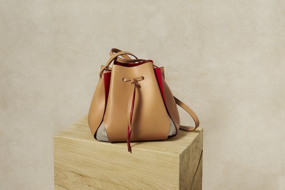 This Minimalist Tulip Bag Has a 3,000 Person Waitlist - Brit + Co