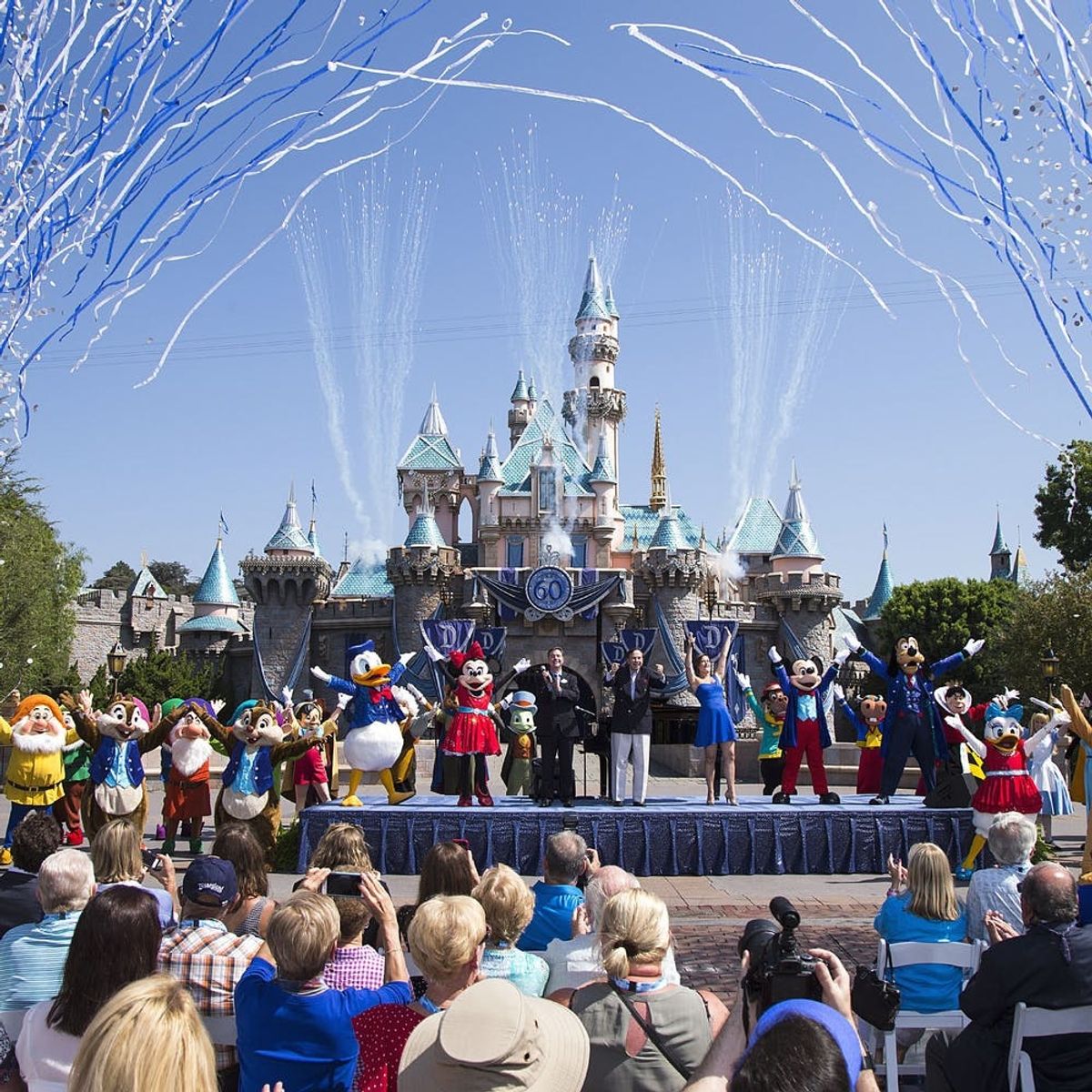 People Are Waiting in Long Lines to Get Their Hands on This Viral Disneyland Treat