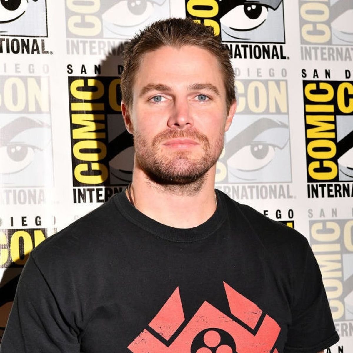 Stephen Amell Gave His Arrow Necklace to a Young Cancer Fighter and Melted Everyone’s Hearts