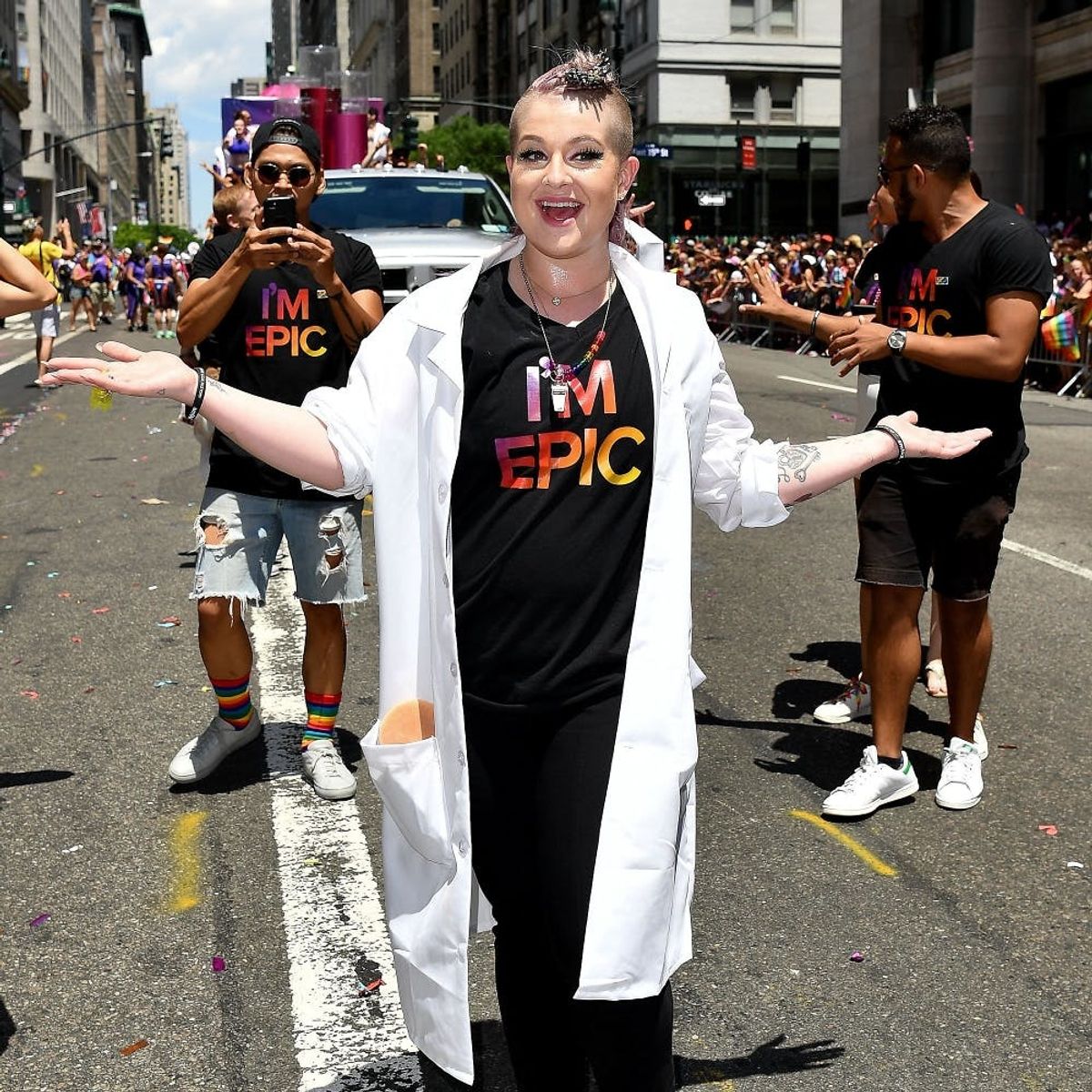 Kelly Osbourne Peed Her Pants at NY’s Pride Parade and Is Blaming Starbucks