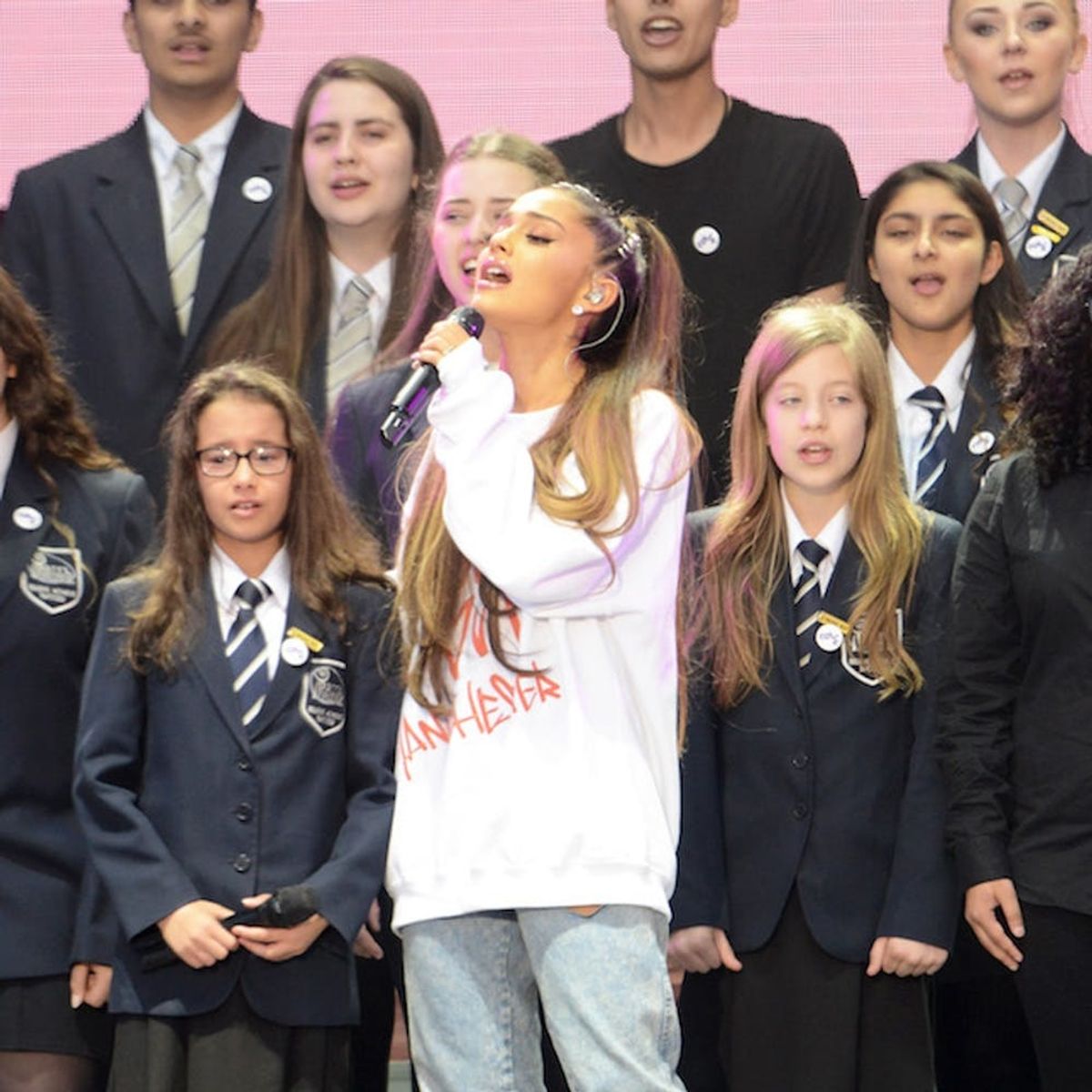 Morning Buzz! This Is the Unexpected Viral Moment During Ariana Grande’s Manchester Benefit Concert That’s Making Everyone Cry