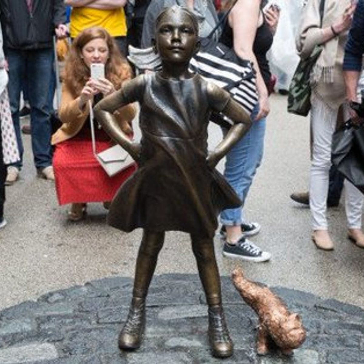 There’s Now a Peeing Dog Figure Next to the “Fearless Girl,” Seemingly Installed Out of Spite