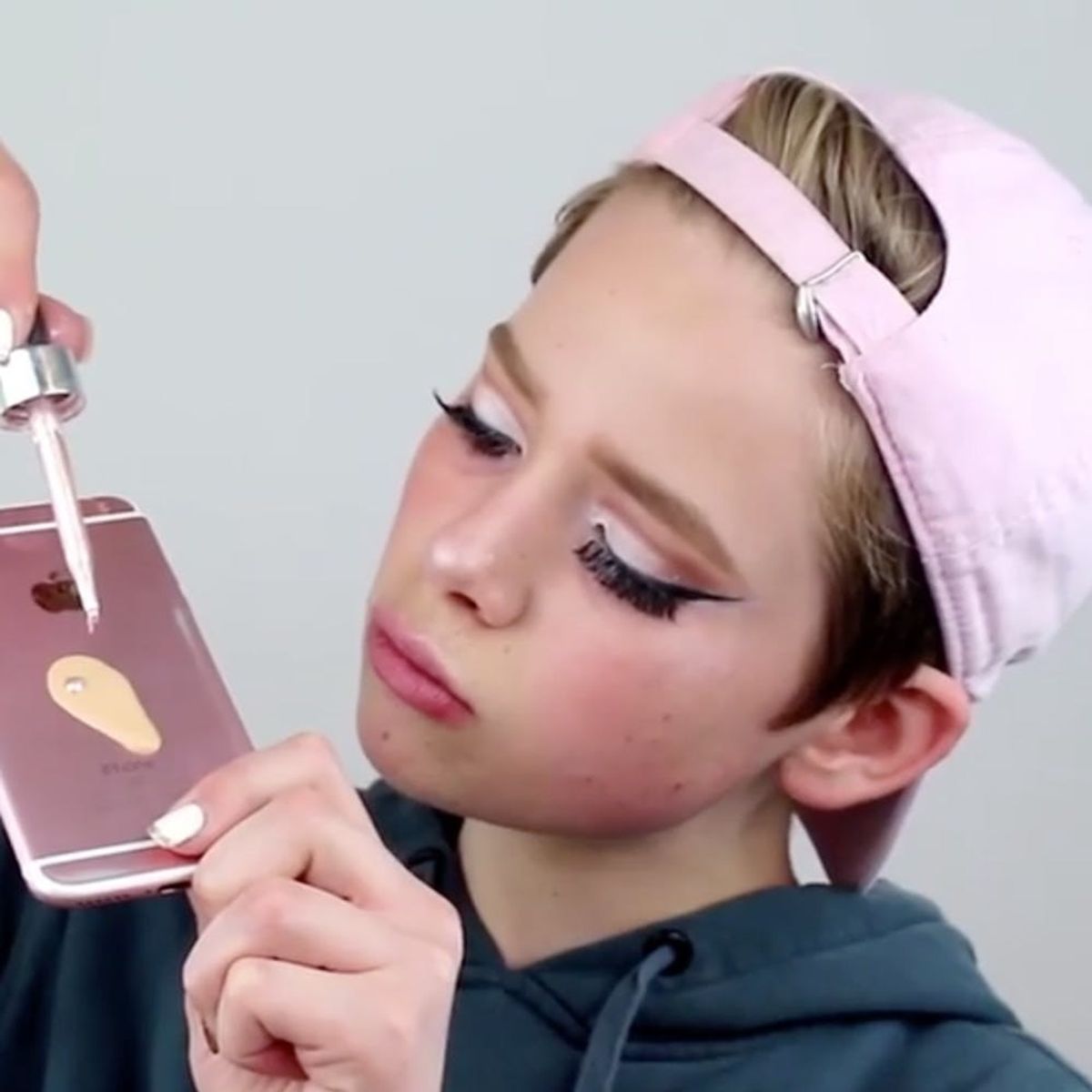 Instagrammers Are Using Their iPhones to Blend Their Makeup