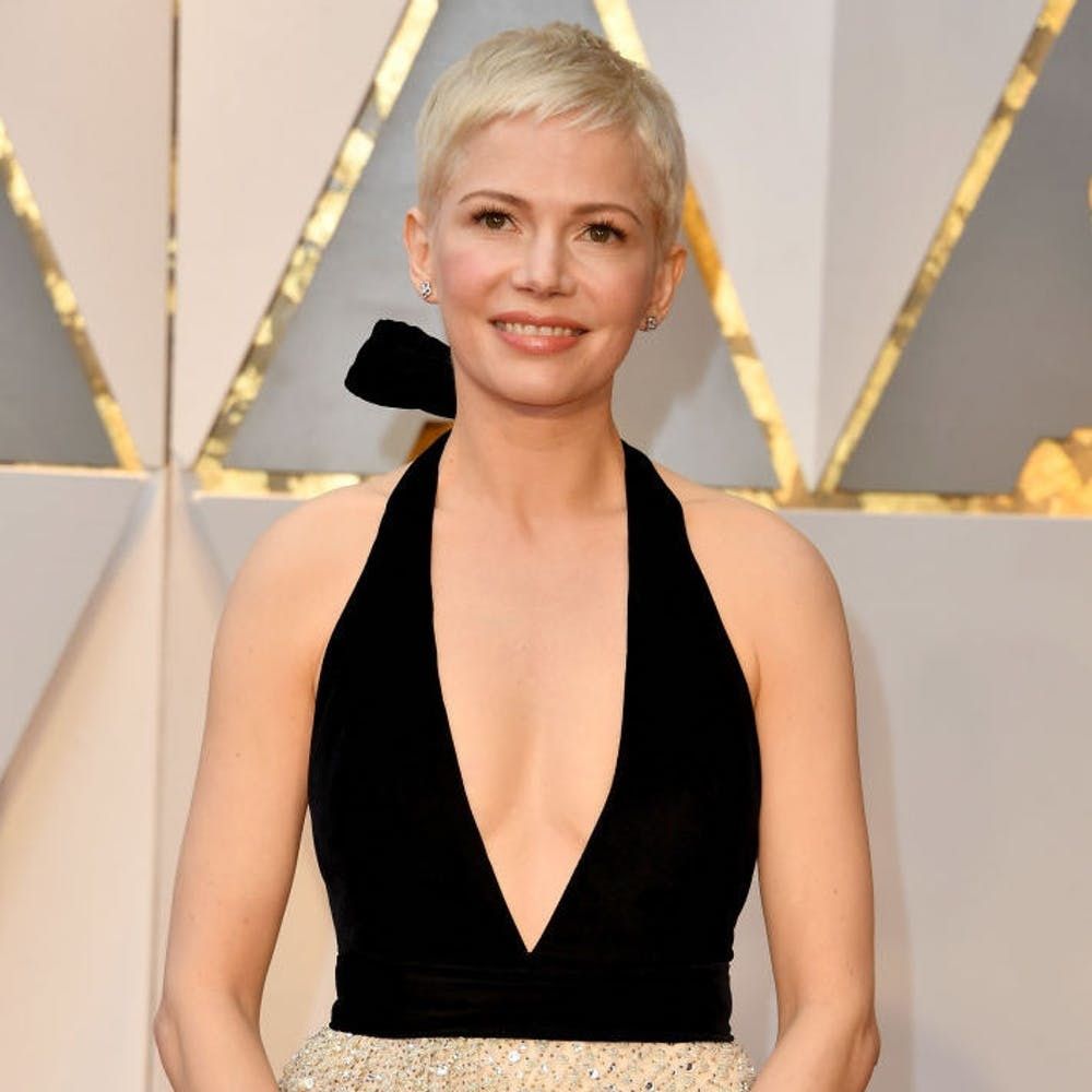 Baftas 2012 live: Michelle Williams perks up her elegant red carpet outfit  with clutch that pays tribute to The Misfits