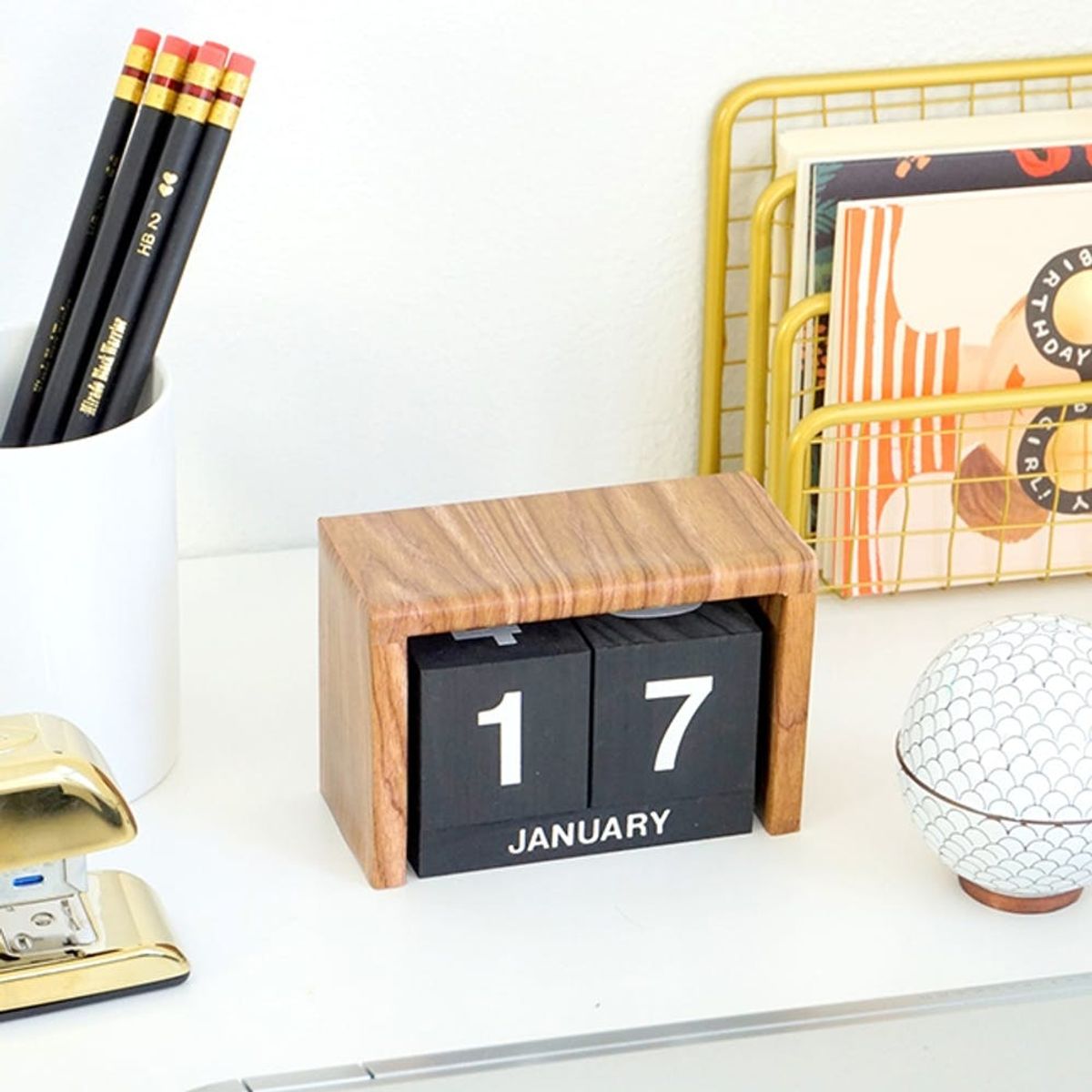 20 Trendy 2017 Desk Calendars to Buy or DIY