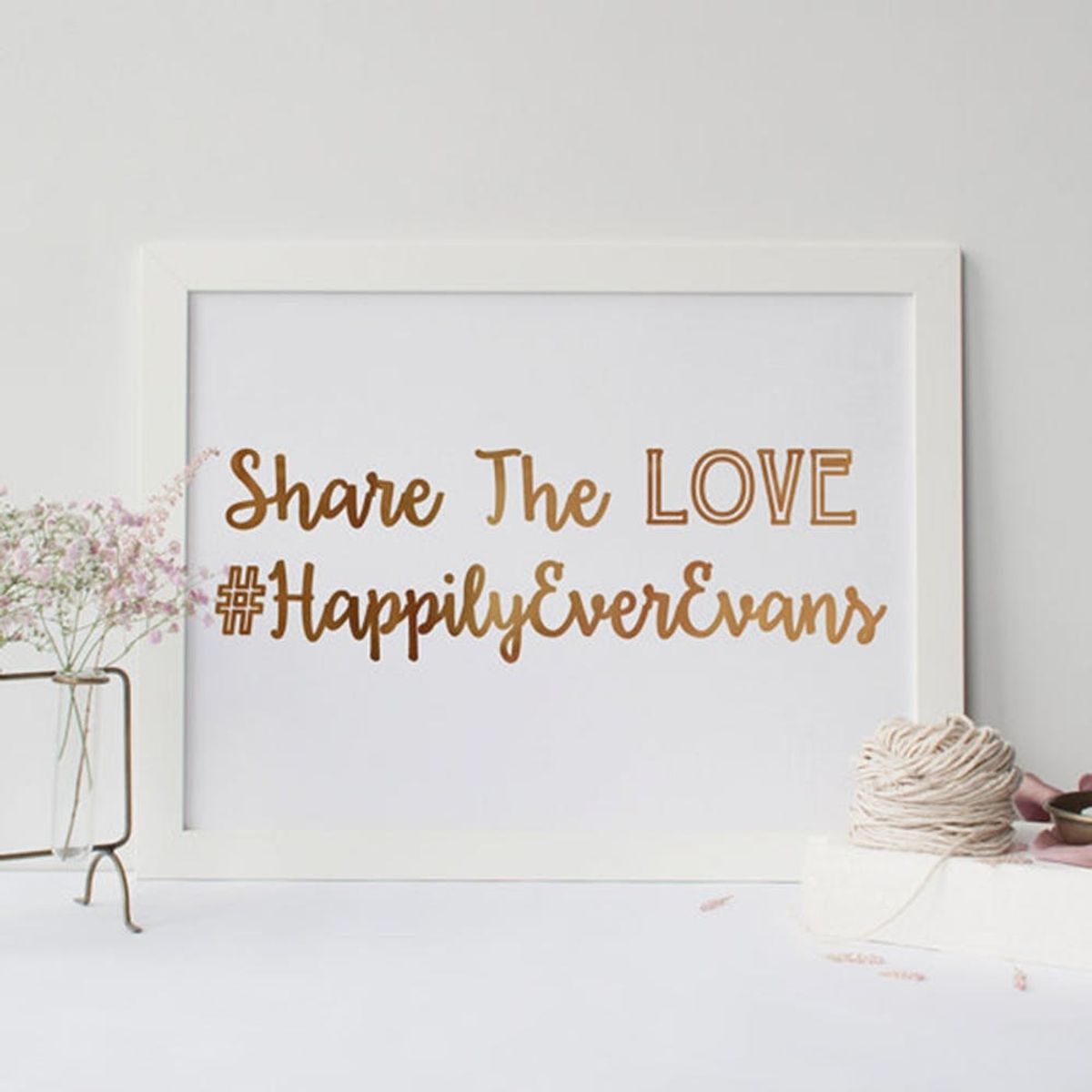 12 Suprisingly Pretty Social Media Signs to Use at Your Wedding