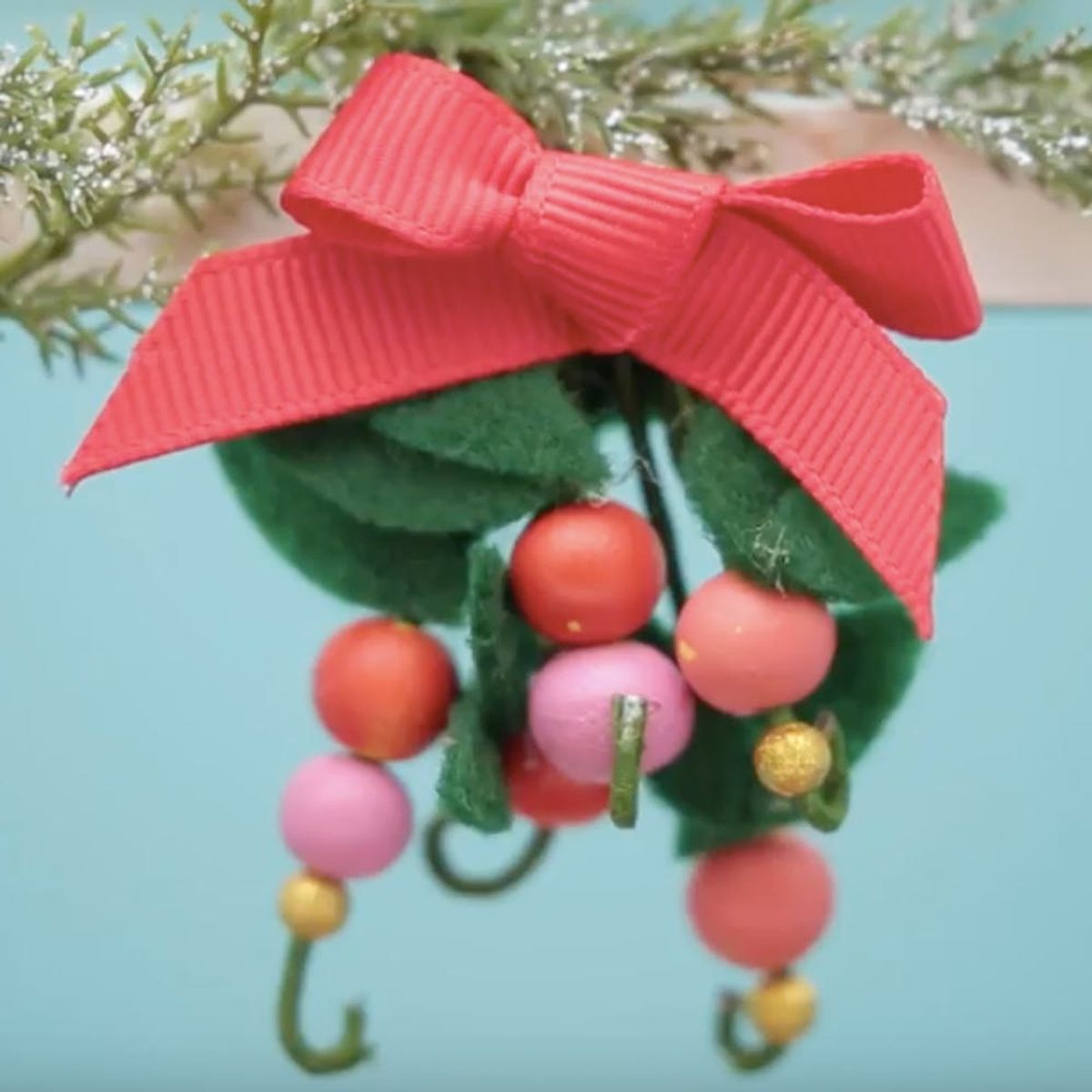Make It Mini: A Merry Mistletoe Headband