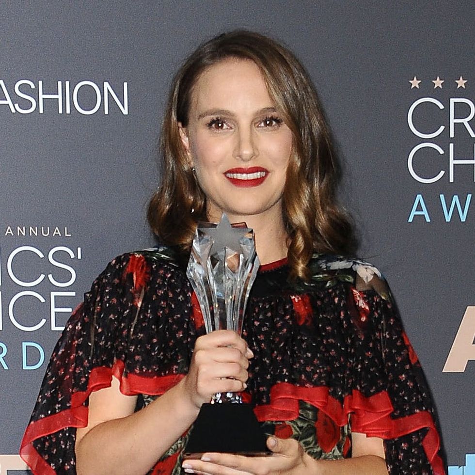 No Matter How Natalie Portman Shows Off Her Baby Bump, She Looks Amazing
