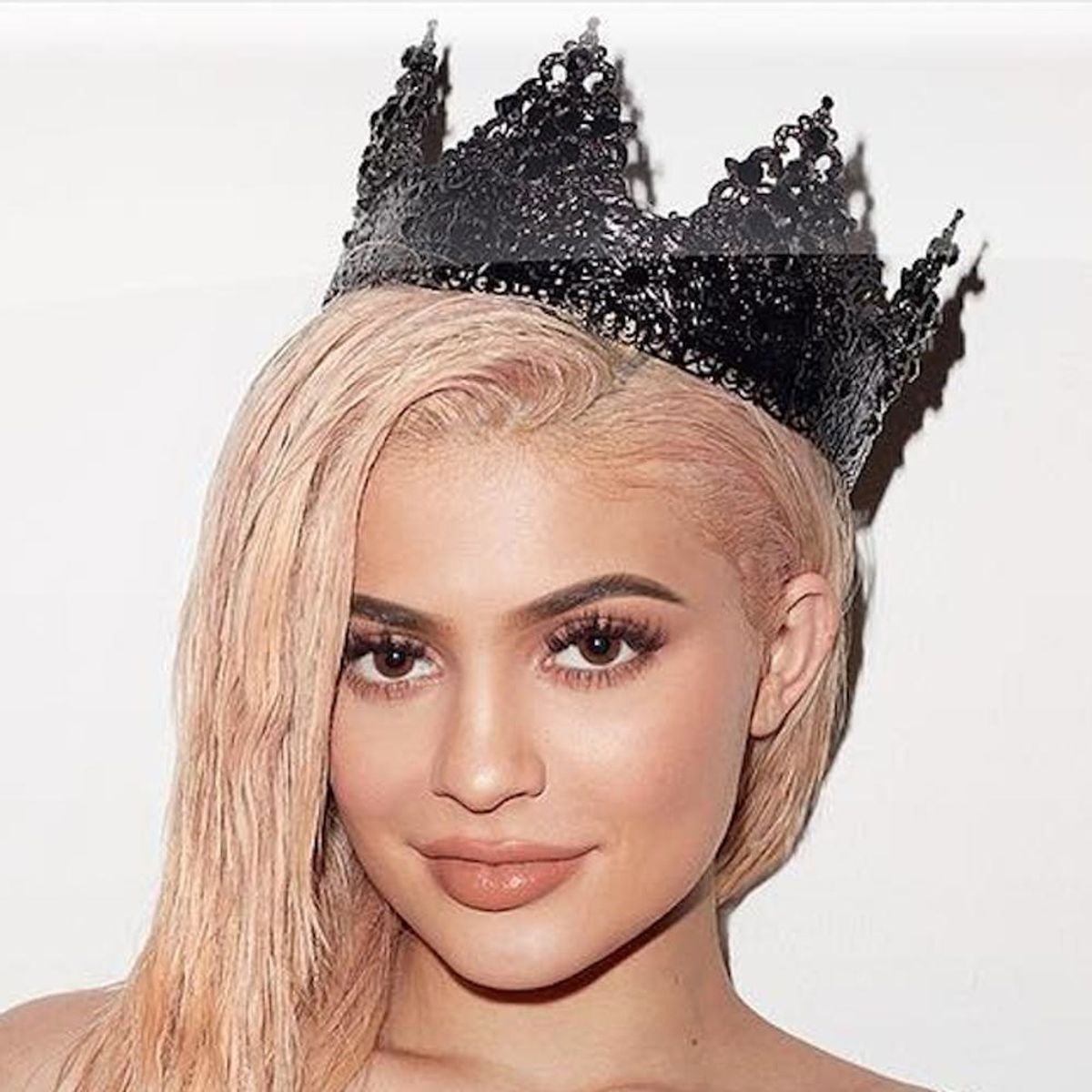 Morning Buzz! Kylie Jenner Reveals Racy Pics from Her New Calendar Shot by a Controversial Photographer + More