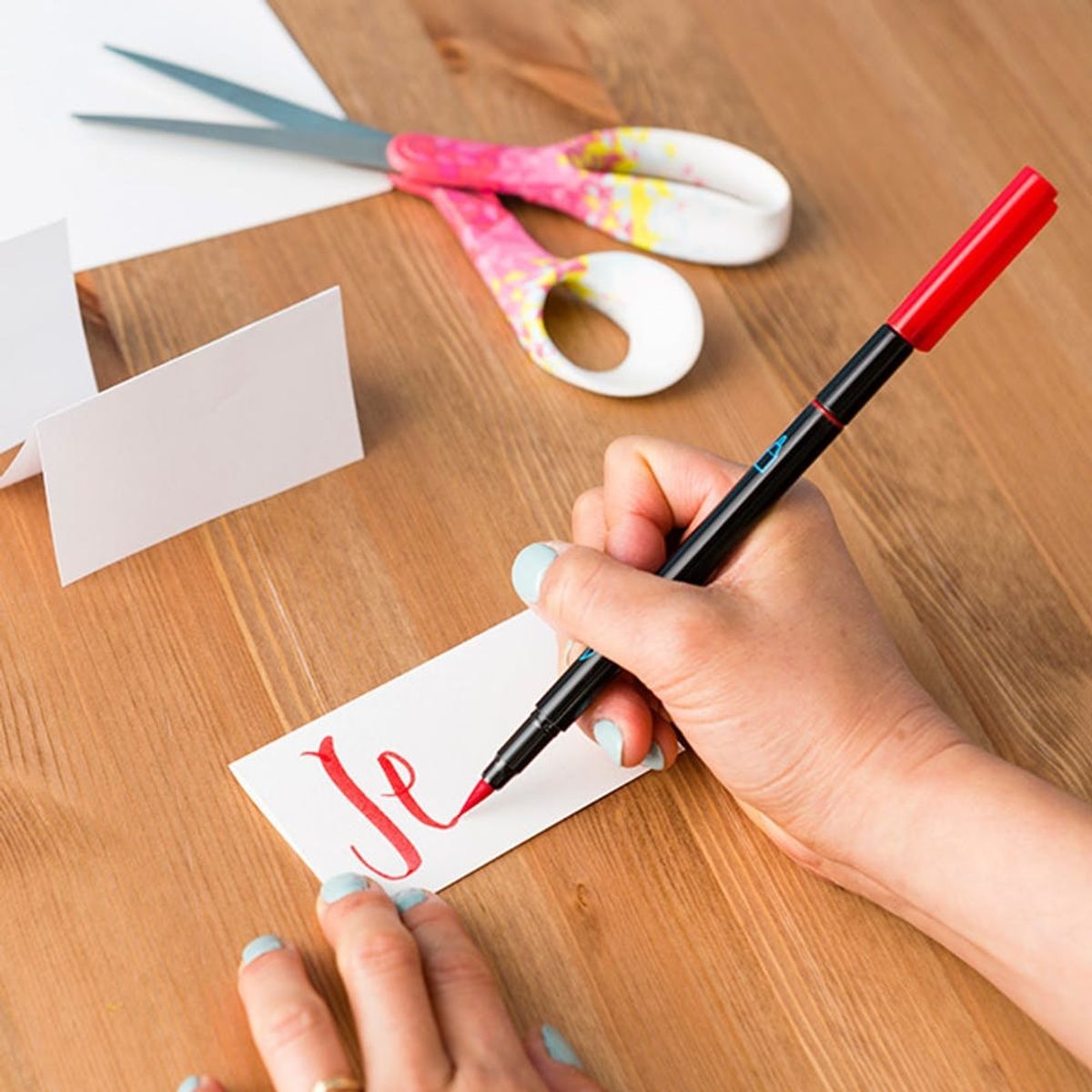 Use This FREE Hand Lettering Guide to DIY Holiday Place Cards (And More!)
