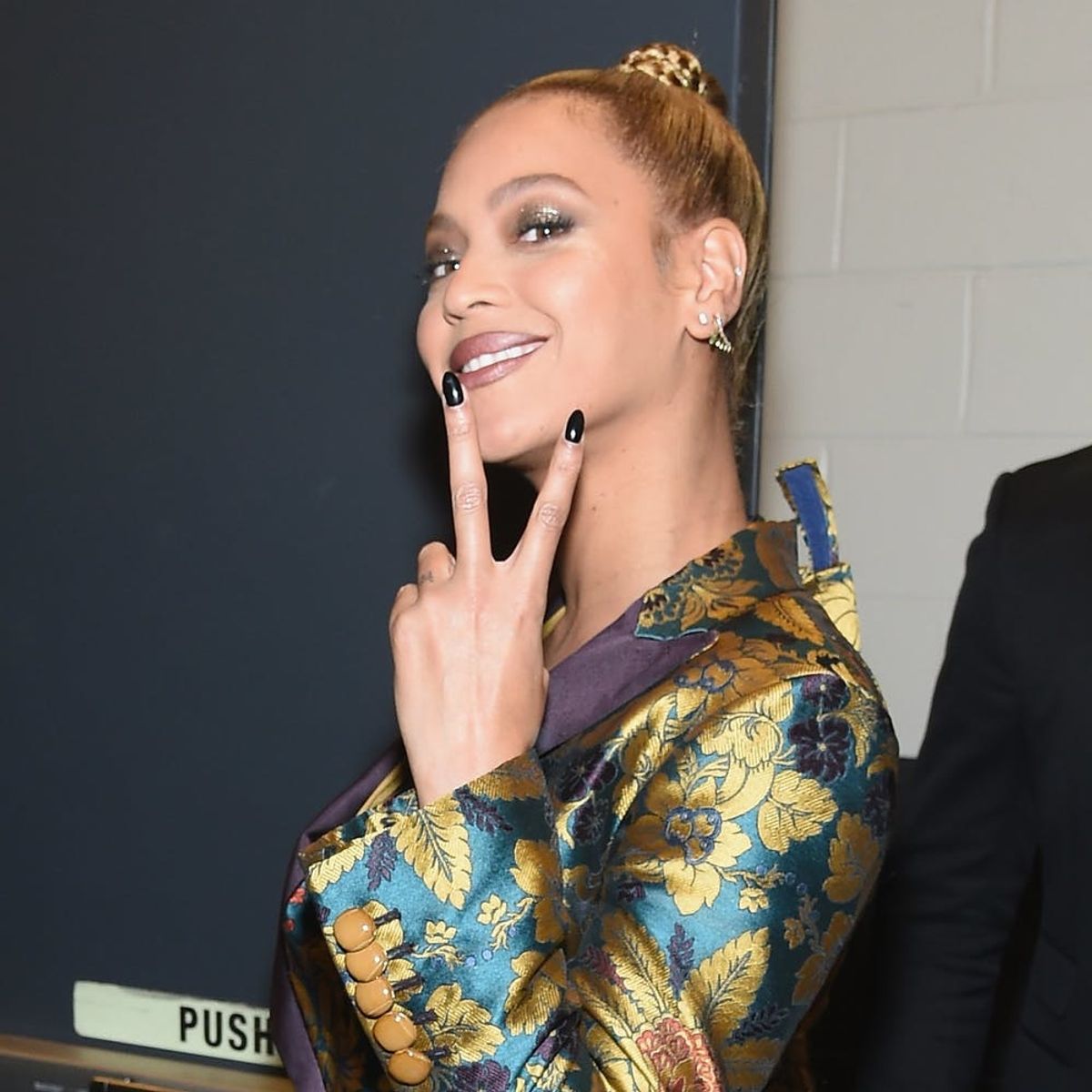 This Instagram Star Recreated Bey’s CMAs Gown With… Fruit Loops?