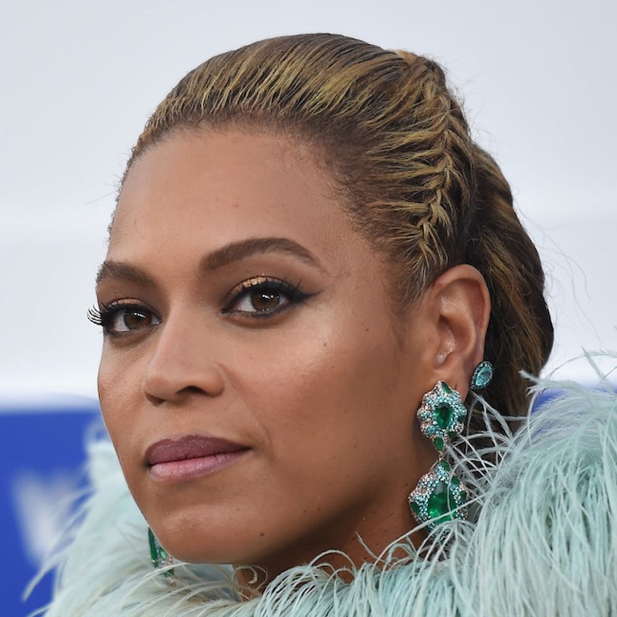 Beyoncé Just Took a Page from Carrie Bradshaw’s Jewelry Book