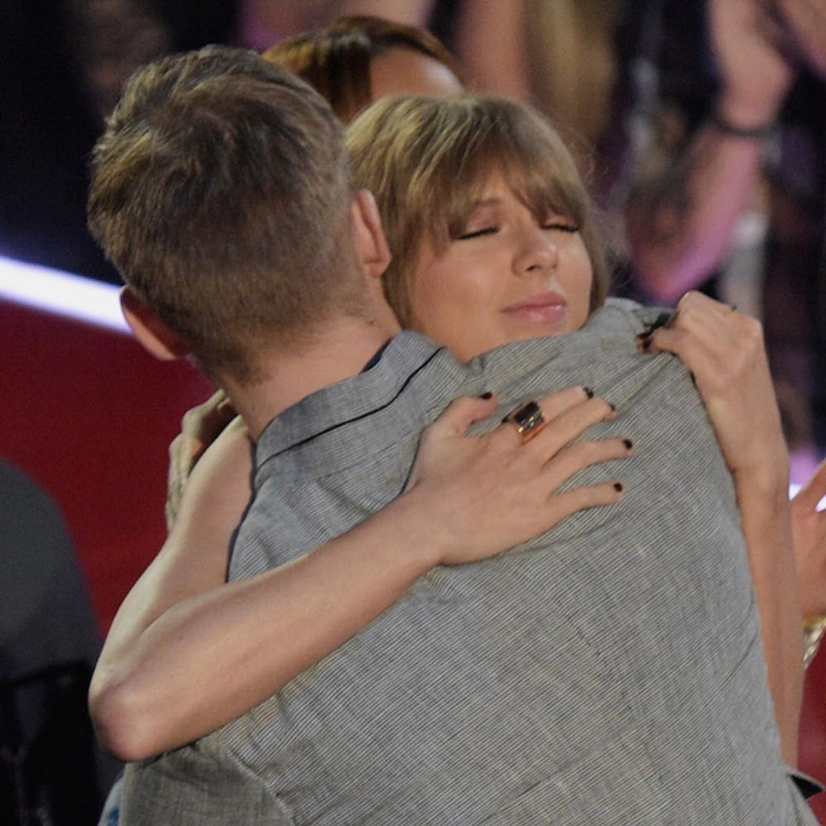 Morning Buzz! Taylor Swift Gives BF Calvin Harris the Sweetest Shoutout in Acceptance Speech + More