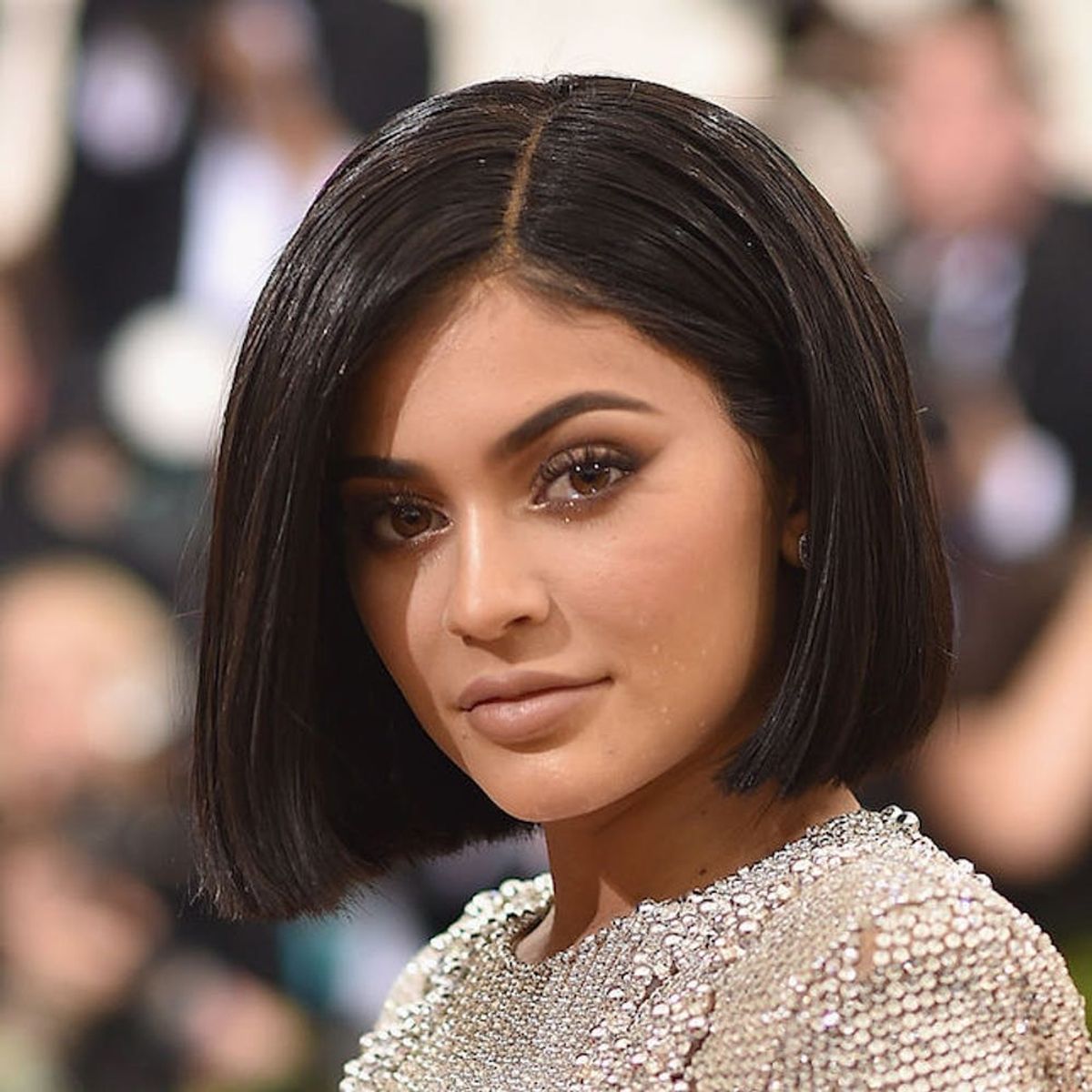 Morning Buzz! Here’s Your First Look at Kylie Jenner’s New Platinum Blonde Hair + More