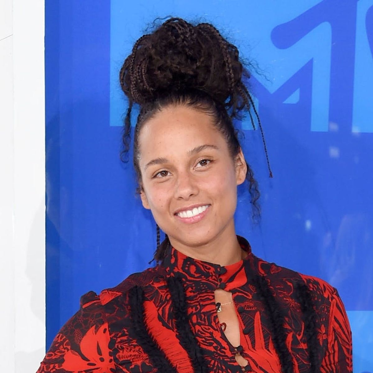 Controversy Is Buzzing Around Alicia Keys’ Makeup-Free VMAs Look