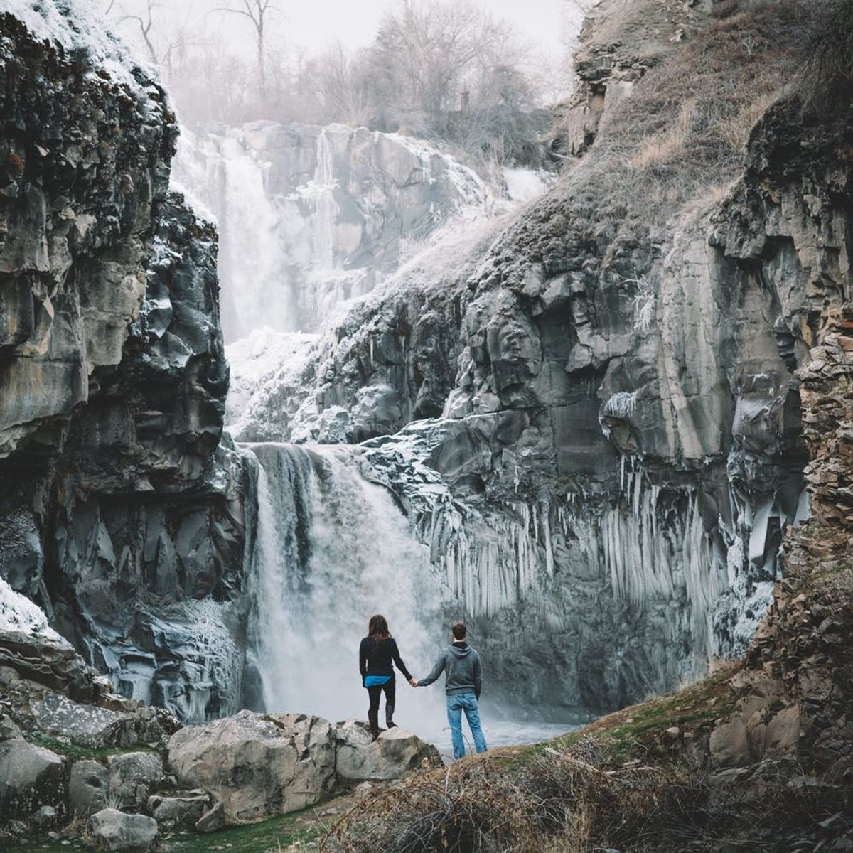 This PNW Waterfall Engagement Shoot Is Pure Outdoorsy Gold