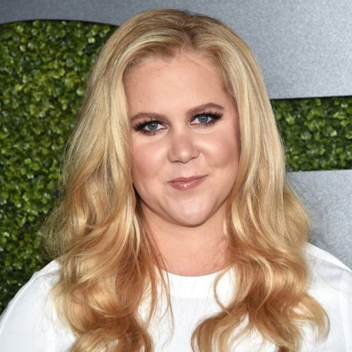 Amy Schumer Hijacks a Stranger’s Tinder Account and Sets Things On FIYAH (er, Fire)
