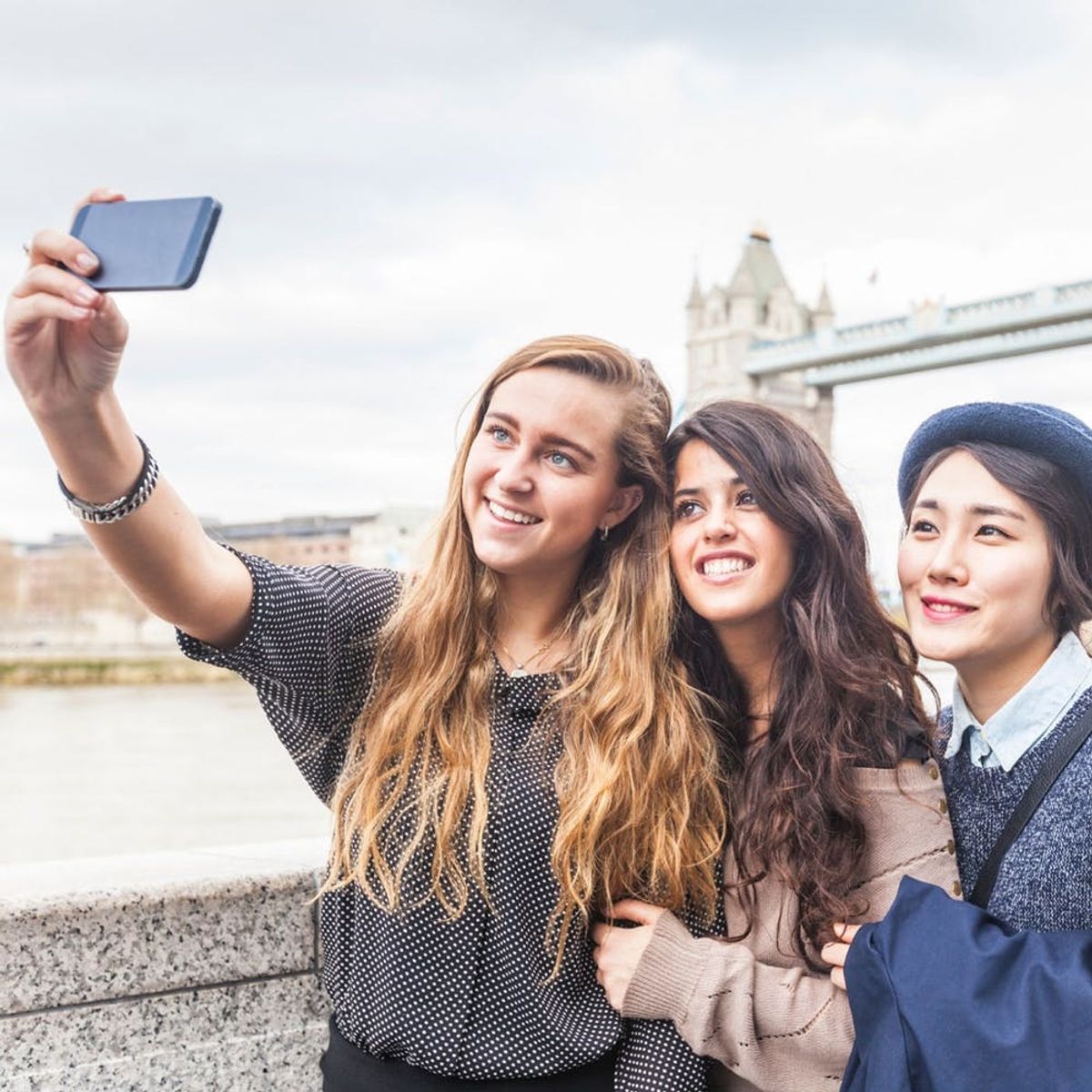 8 Ways to Keep in Touch With Your Travel Besties