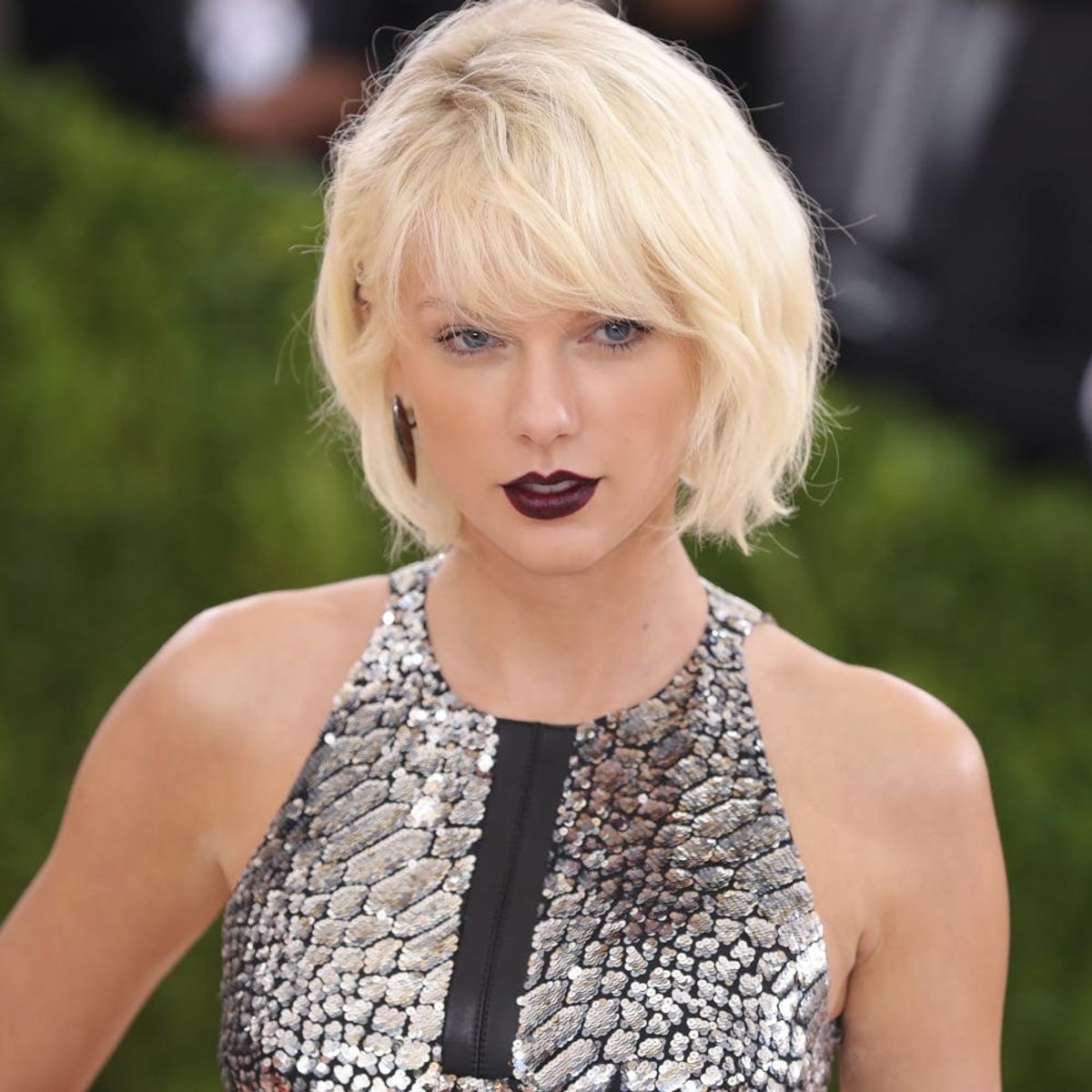 Taylor Swift Shares a Pic of Her Vogue Cover