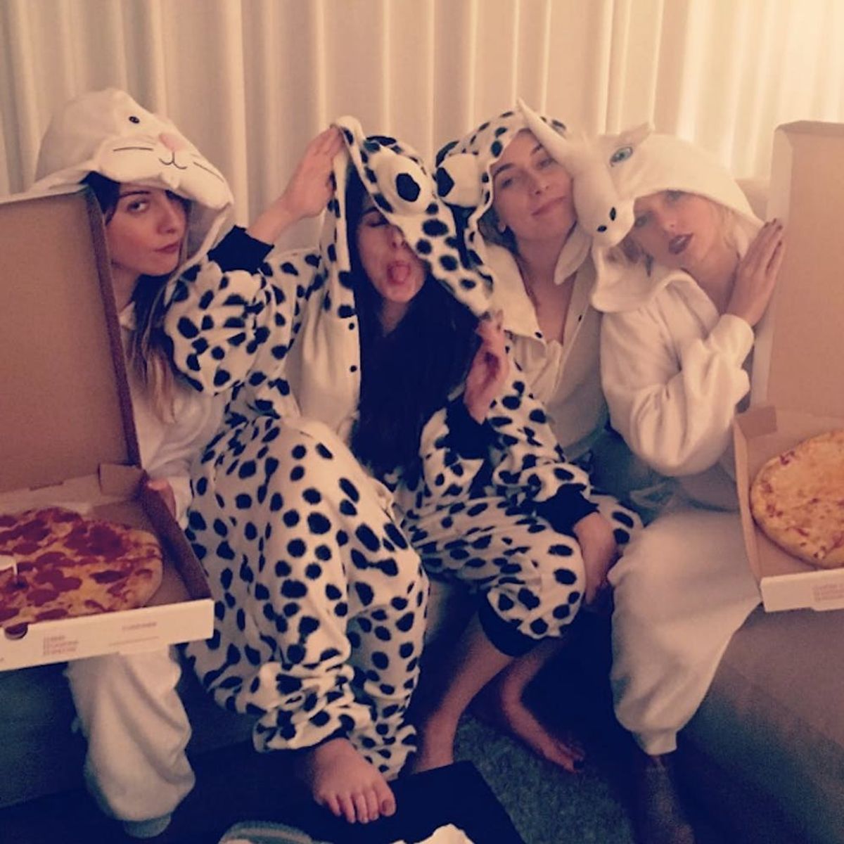 Morning Buzz! Taylor Swift’s Sleepover Had Unicorn Onesies and Pizza Because Taylor Swift + More