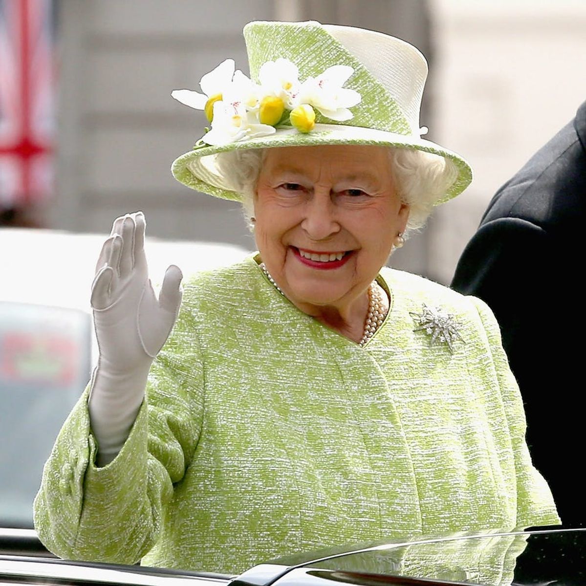 The Queen Just Threw Shade at the Obamas in the Most Epic Way Possible