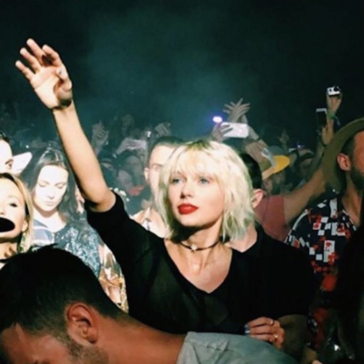 Morning Buzz! Taylor Swift Is the IRL Heart Eyes Emoji in This Hilarious Pic + More