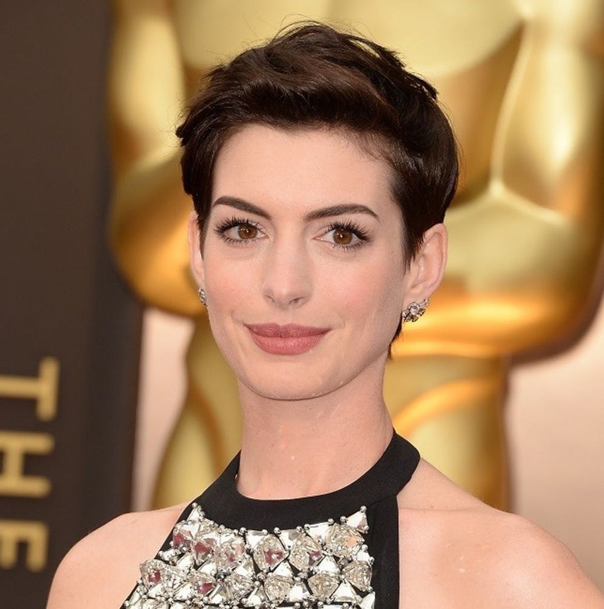 Anne Hathaway’s Oscars Update Is the Sweetest Baby Bump Selfie Ever