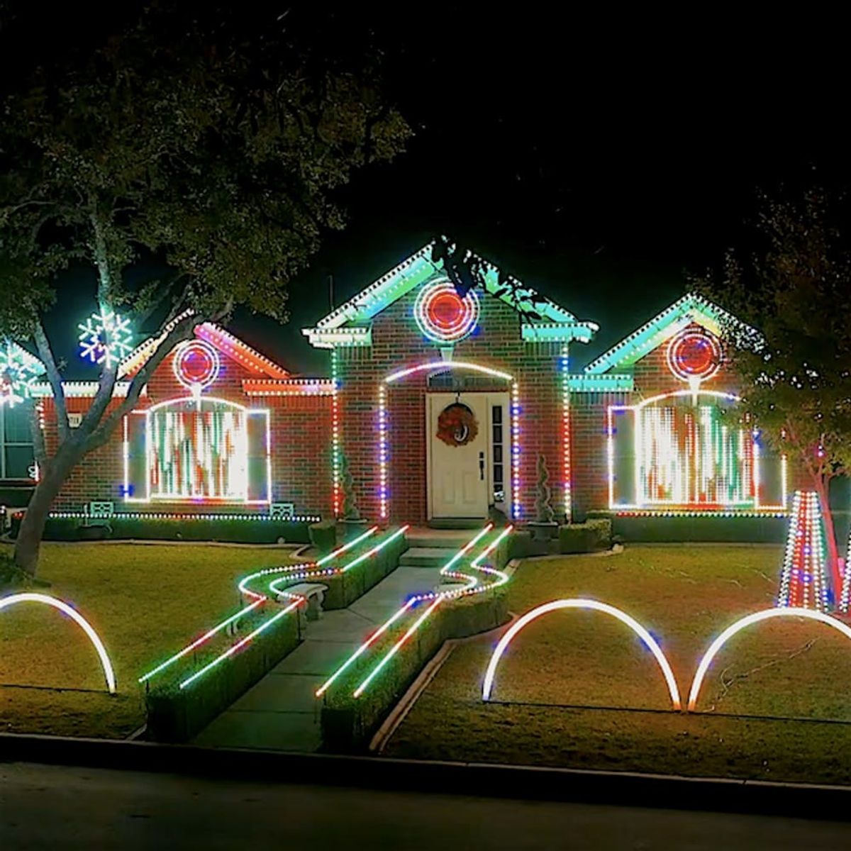 This Family’s Dubstep Christmas Light Show Is Absolutely Insane