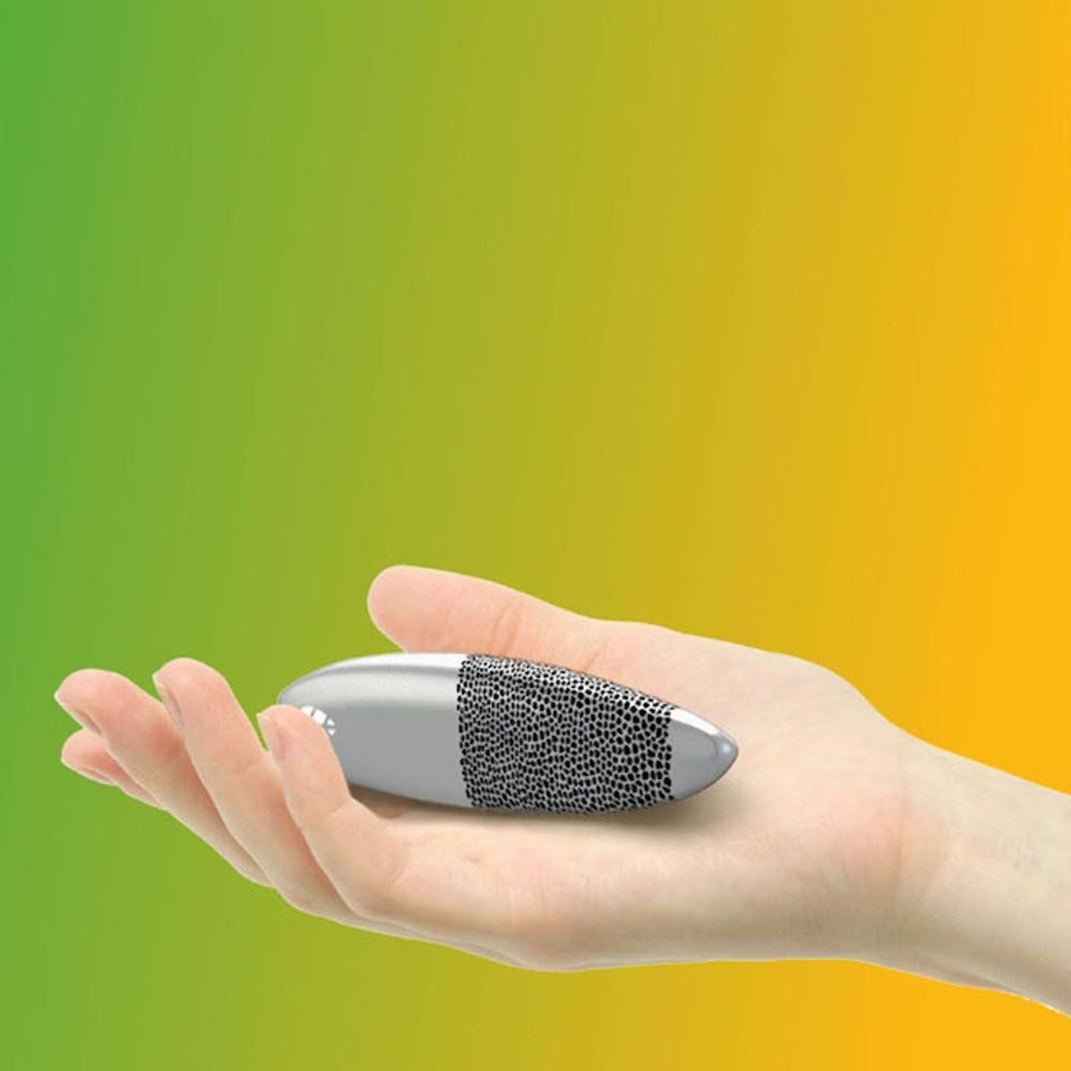 This Wearable Tracks and Cleans the Air Around You