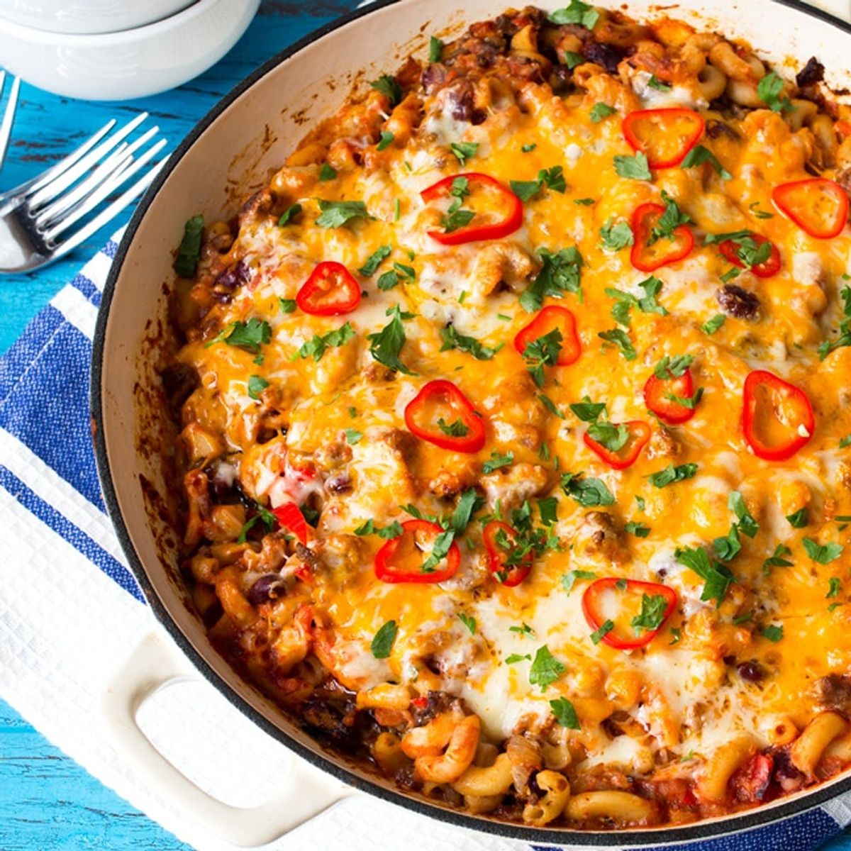 This 1 Pot Chili Mac N’ Cheese Recipe Is Gonna Be Your New Fave Dinner