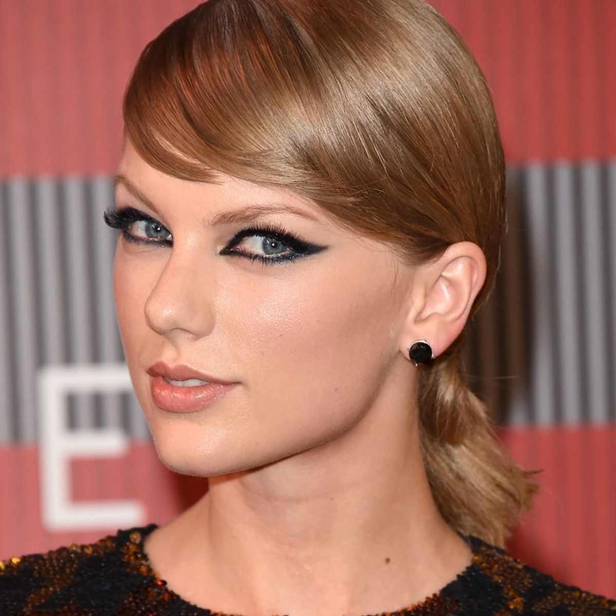 Taylor Swift Looks Surprisingly AWESOME as a Brunette