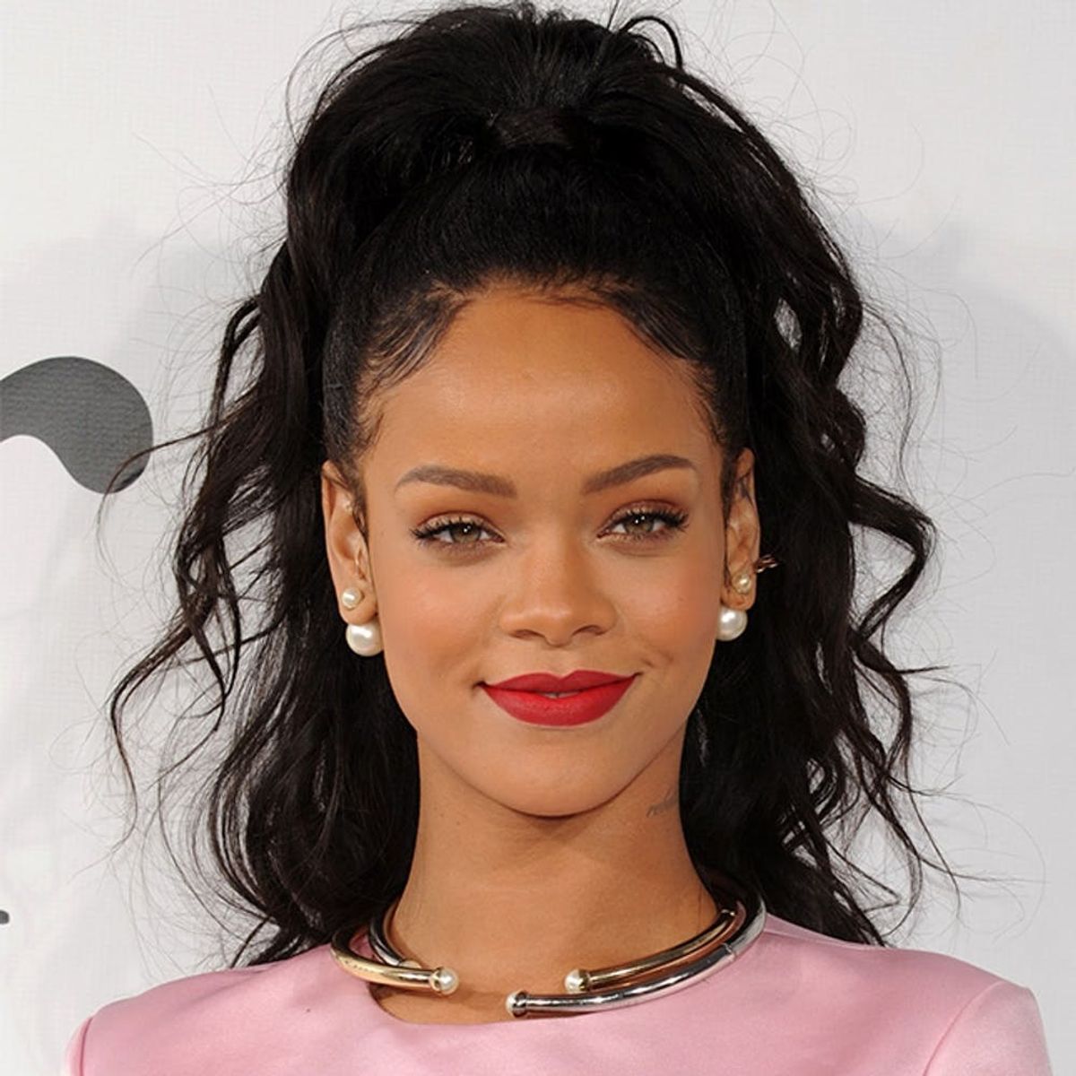 This Is What Rihanna’s New Fragrance Will Smell Like