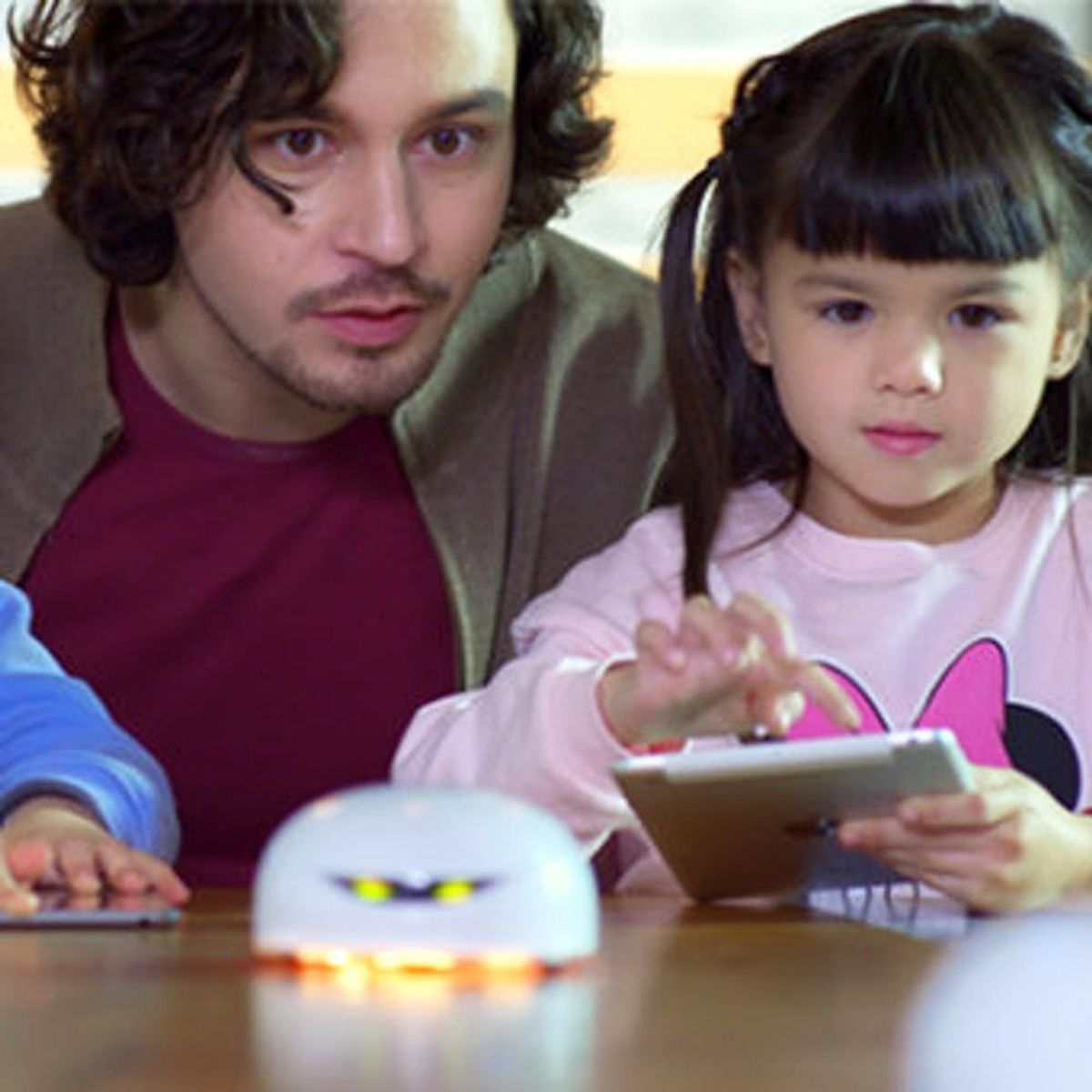 This Kickstarter Robot Brings Your Family Closer to That Jetsons Life