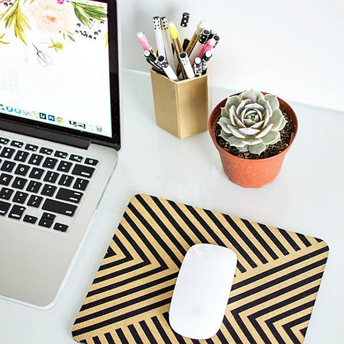 Improve Your Mondays With These 19 Cubicle Decorating Tips