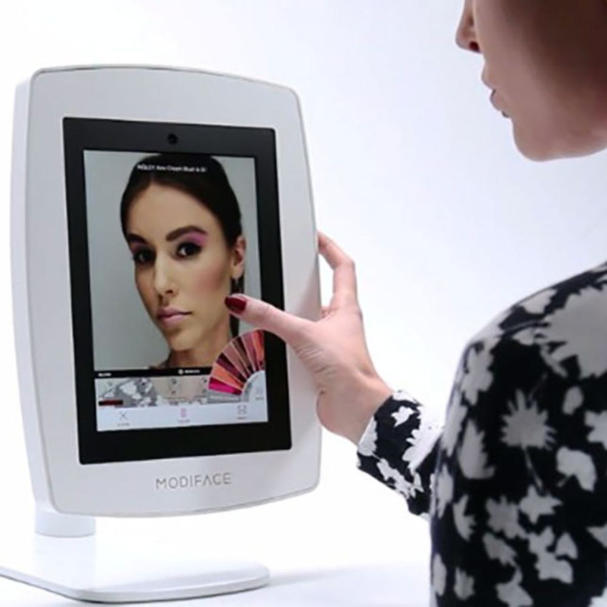 This 3D Mirror Is About to Change Your Beauty Routine Forever
