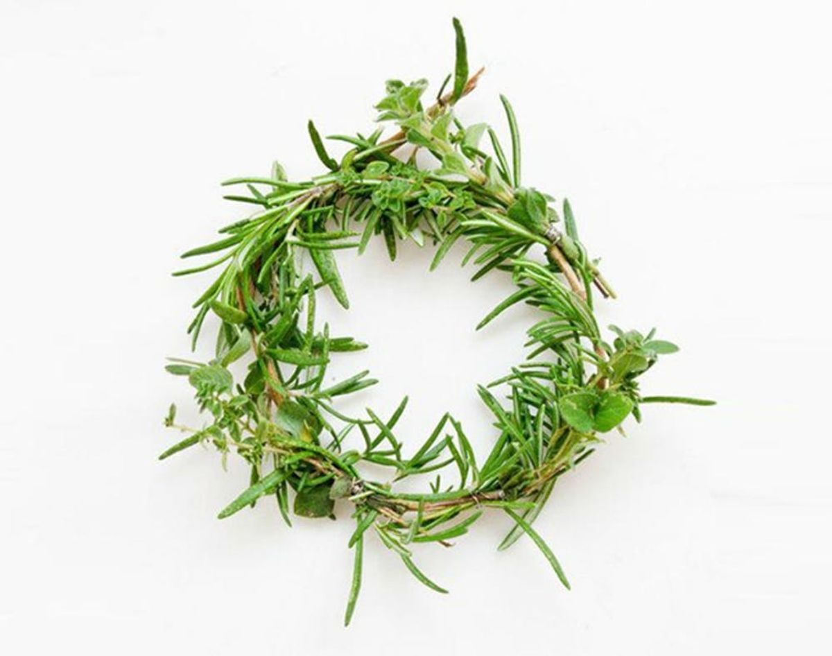 16 DIY Holiday Mini Wreaths to Spruce Up Your Small Space