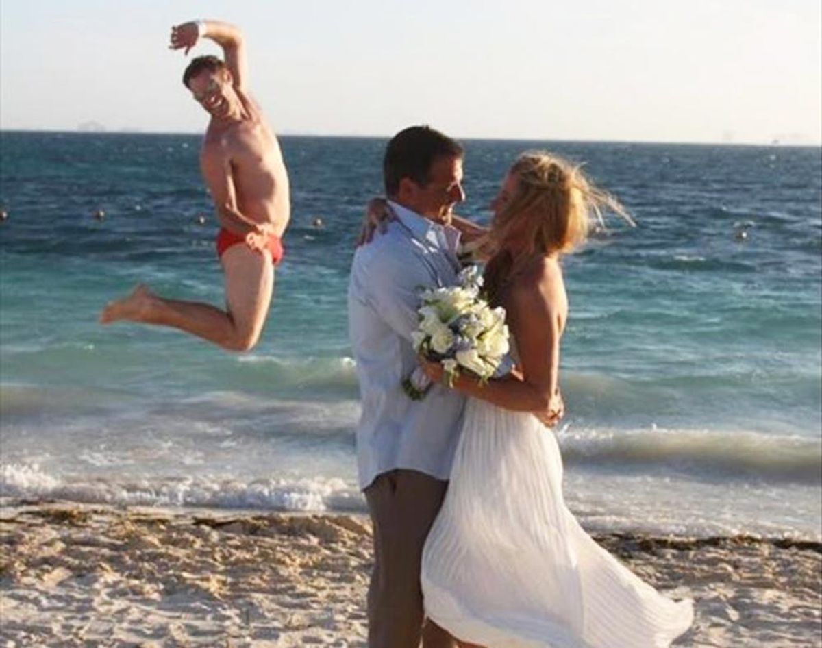 19 Hilarious Wedding Photo #Fails That Are Actually #Winning