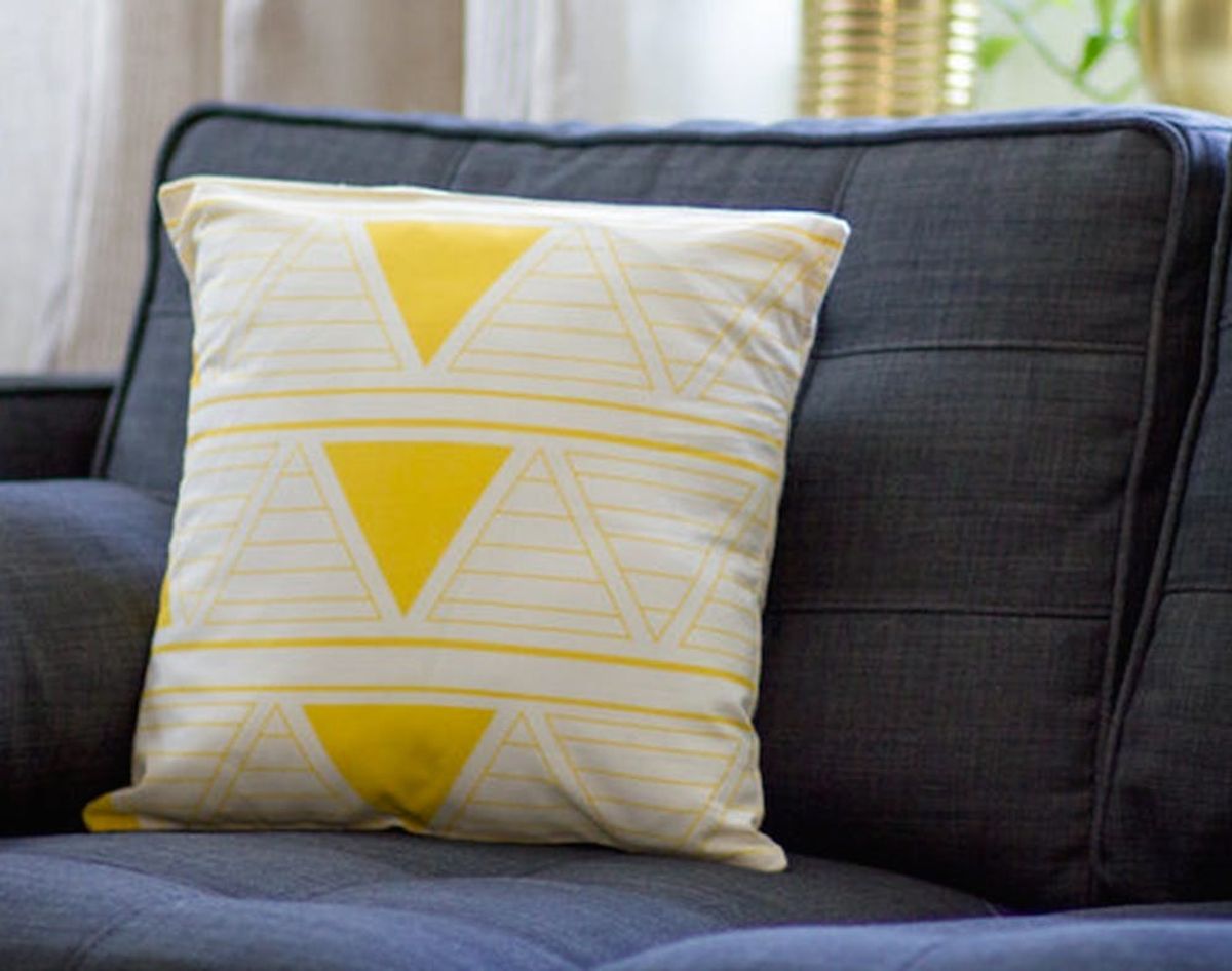 12 Cozy Pillows and Blankets for Fall