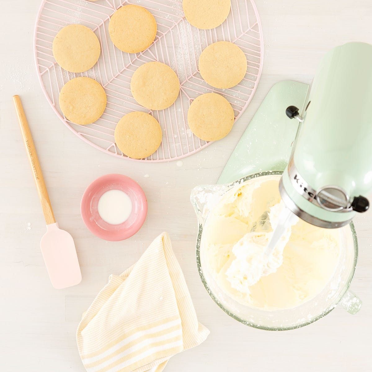 Use This Buttercream Frosting Recipe for All of Your Holiday Decorating Merriment