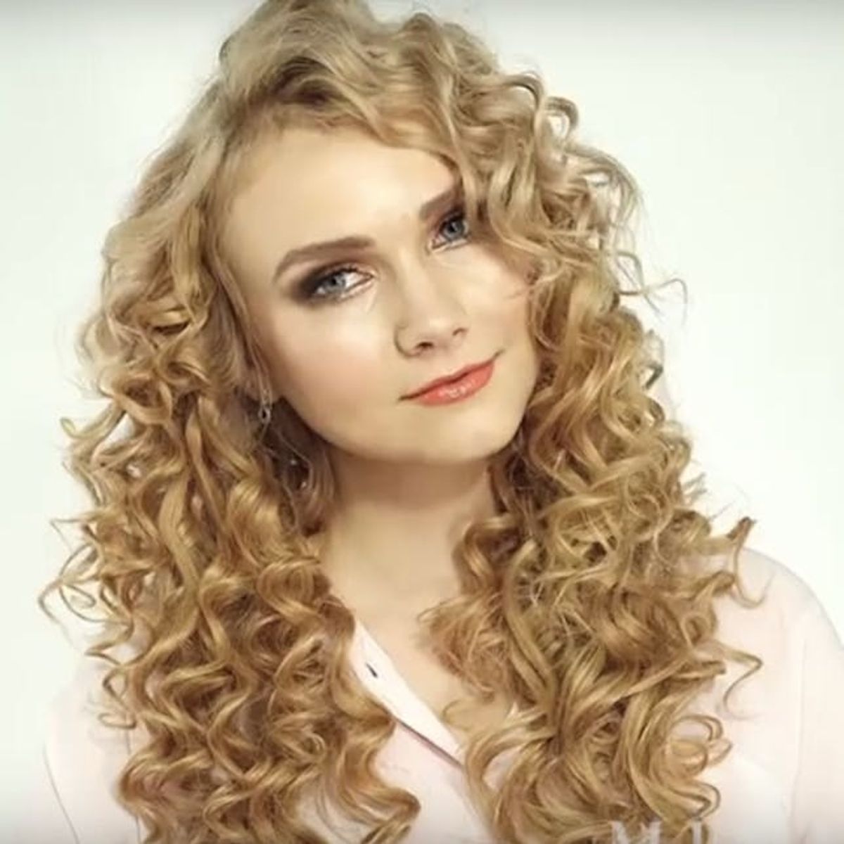 This Makeup Artist Transforms 1 Woman into 6 Versions of Taylor Swift