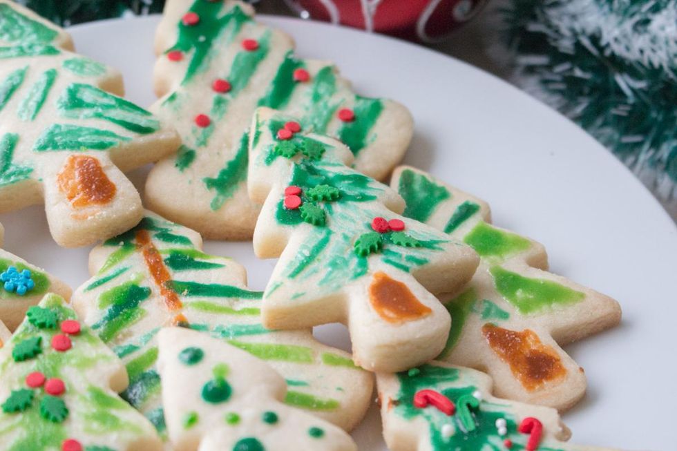 How to create painted christmas tree cookies